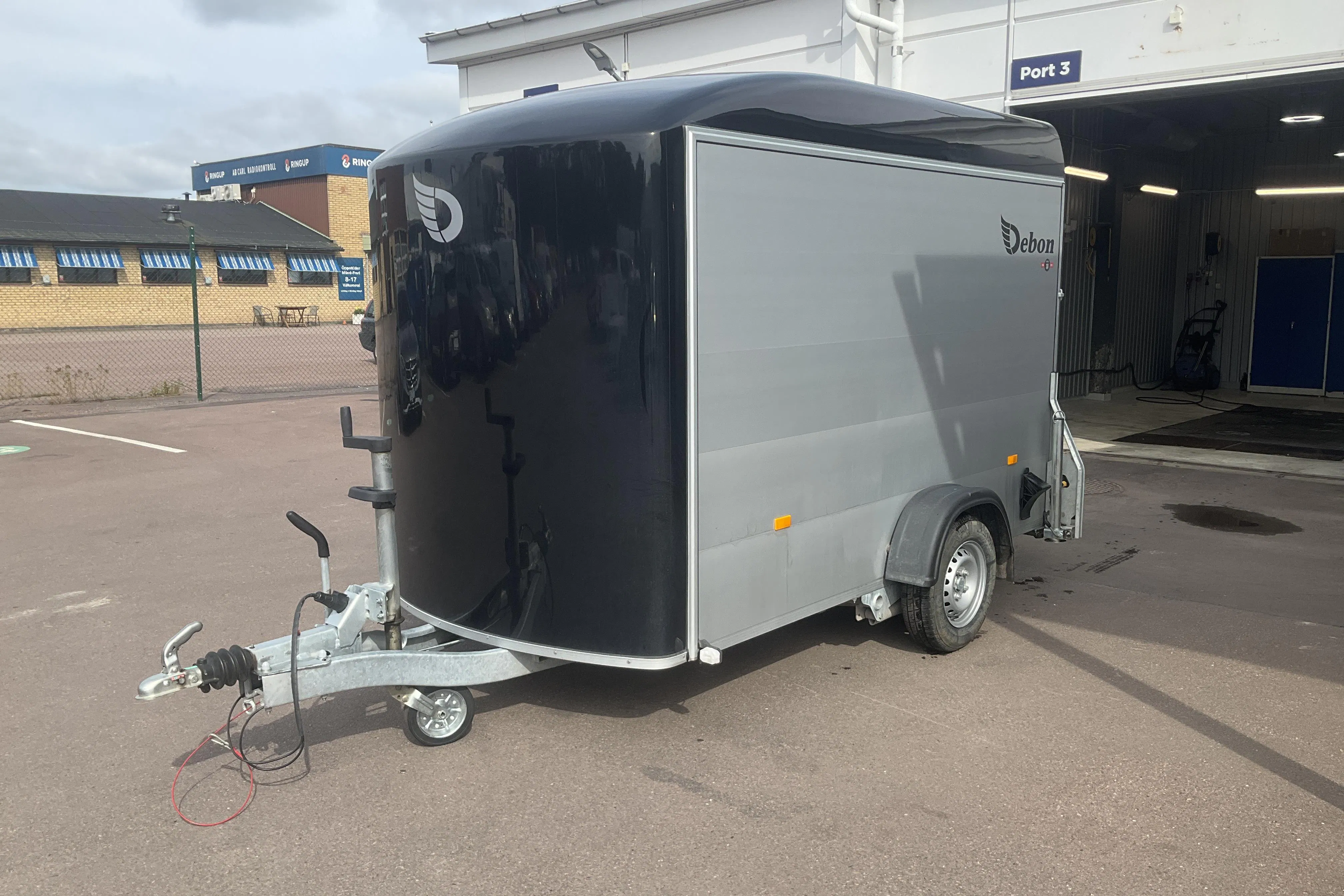 Presentation photo 1 of 9: Debon C300 Skåpsläpvagn släpvagn - 0 km - black - 2025