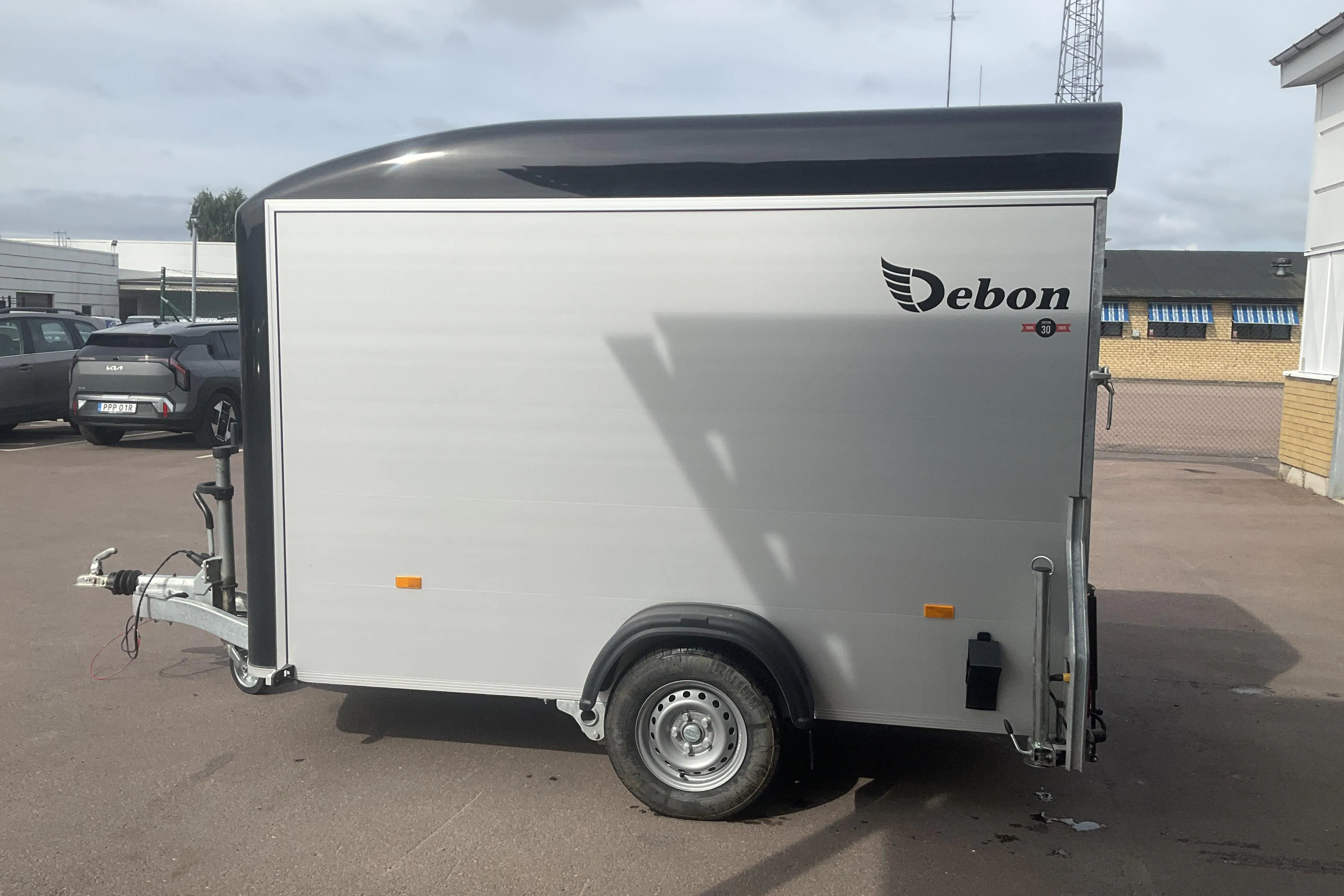 Presentation photo 2 of 9: Debon C300 Skåpsläpvagn släpvagn - 0 km - black - 2025
