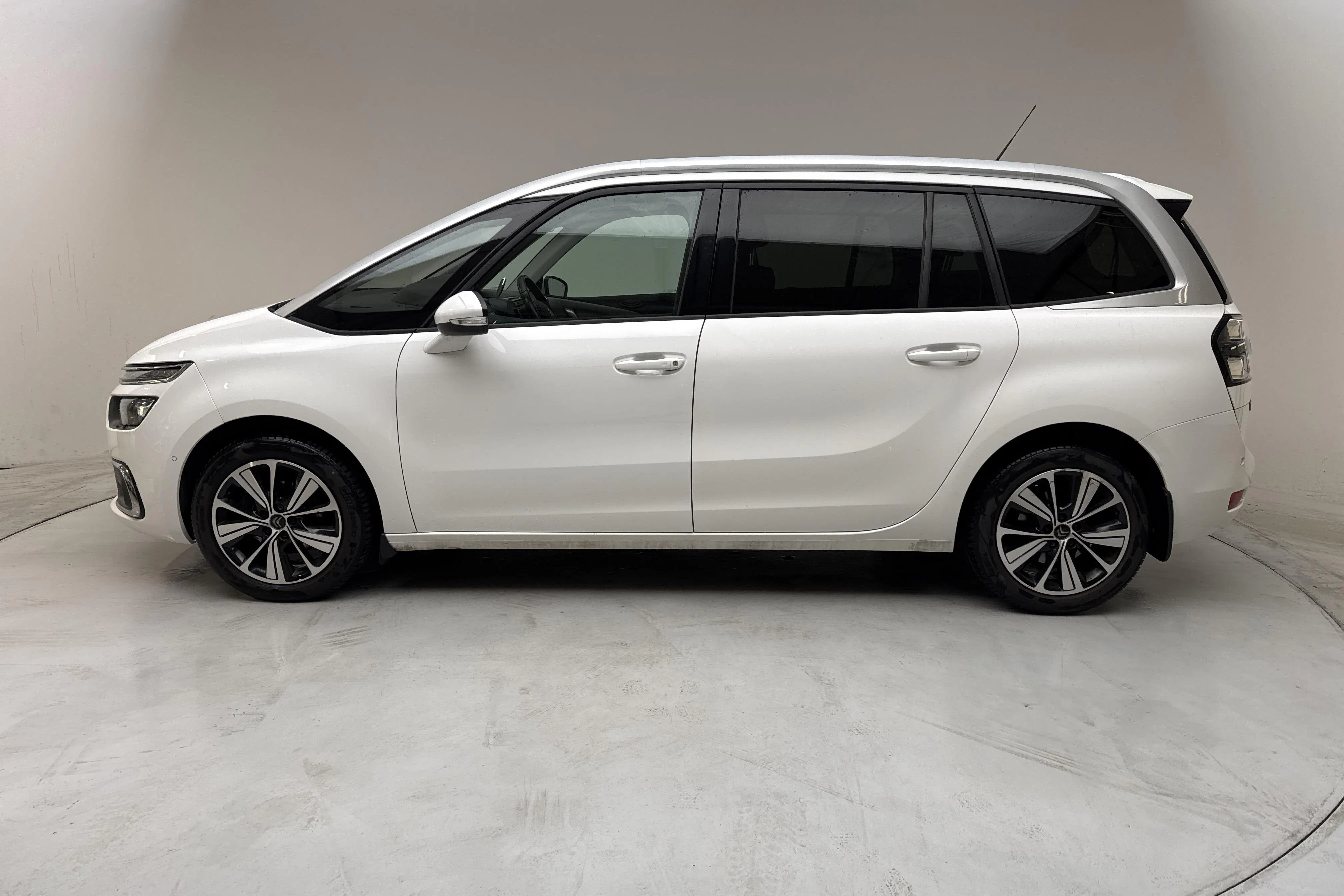 Presentation photo 2 of 16: Citroën C4 Grand Spacetourer BlueHDi (130hk) - 168 450 km - Automatic - white - 2019