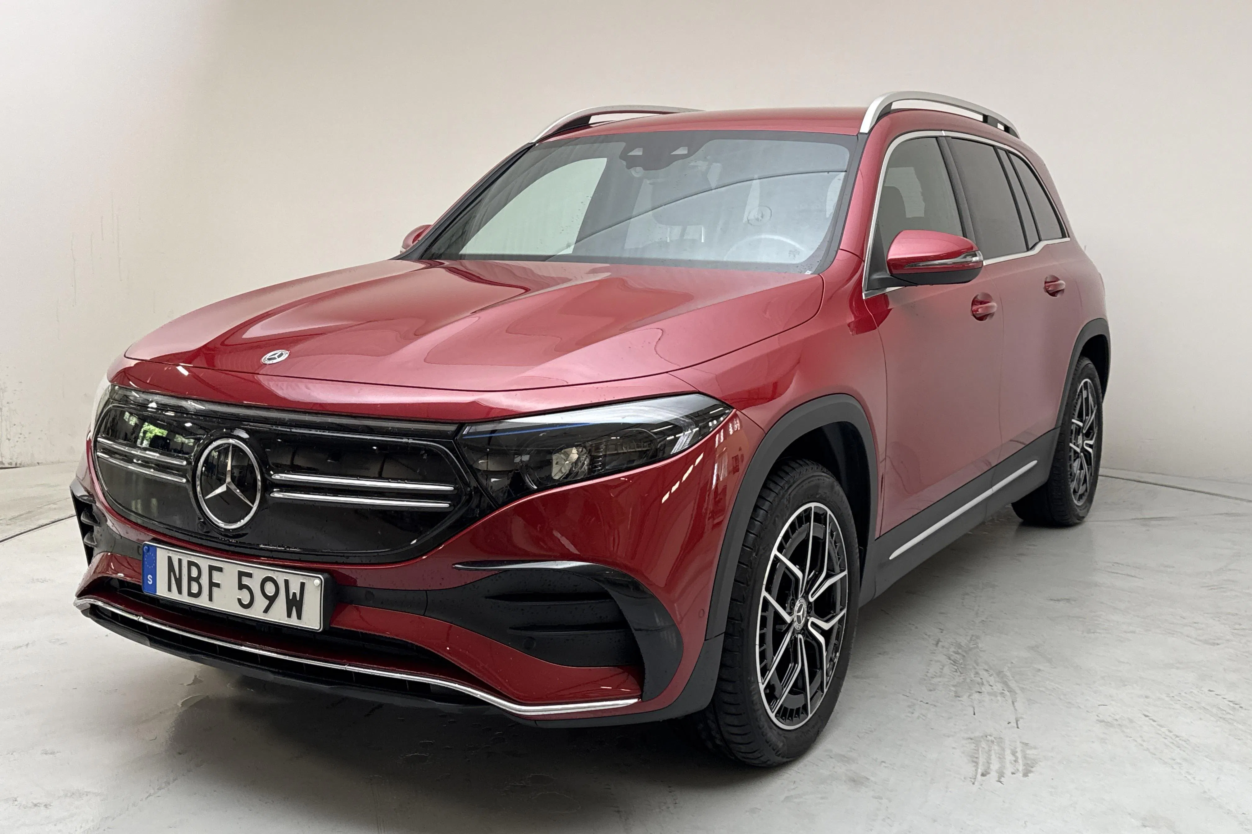 Presentation photo 1 of 16: Mercedes EQB 300 4MATIC X243 (228hk) - 58 870 km - Automatic - red - 2024