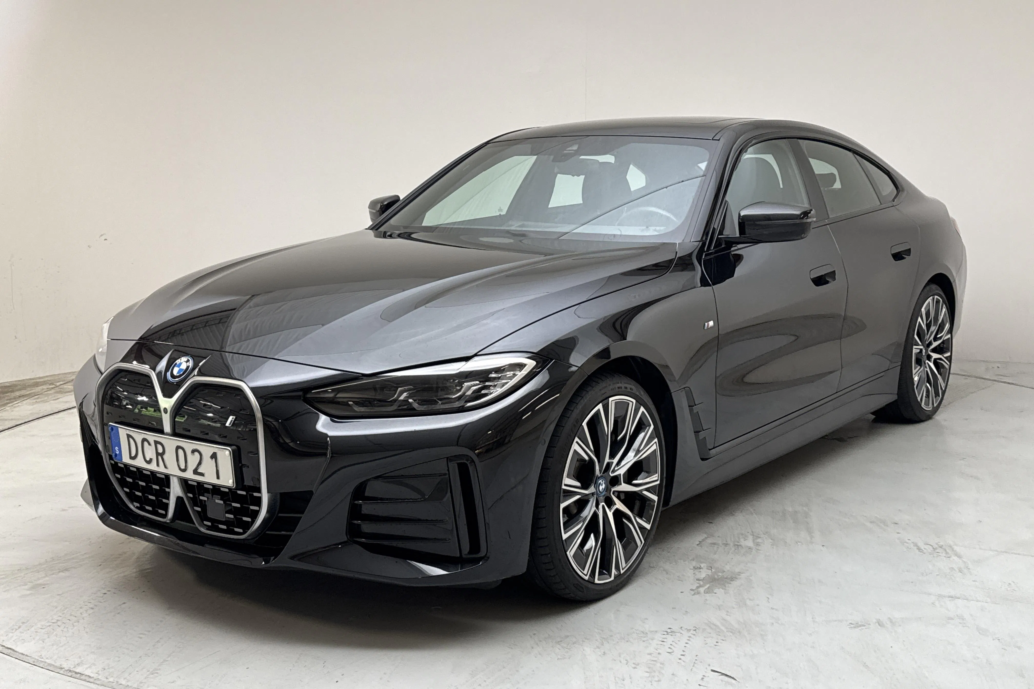 Presentationsfoto 1 av 18: BMW i4 eDrive40, G26 (340hk) - 6 422 mil - Automat - svart - 2024