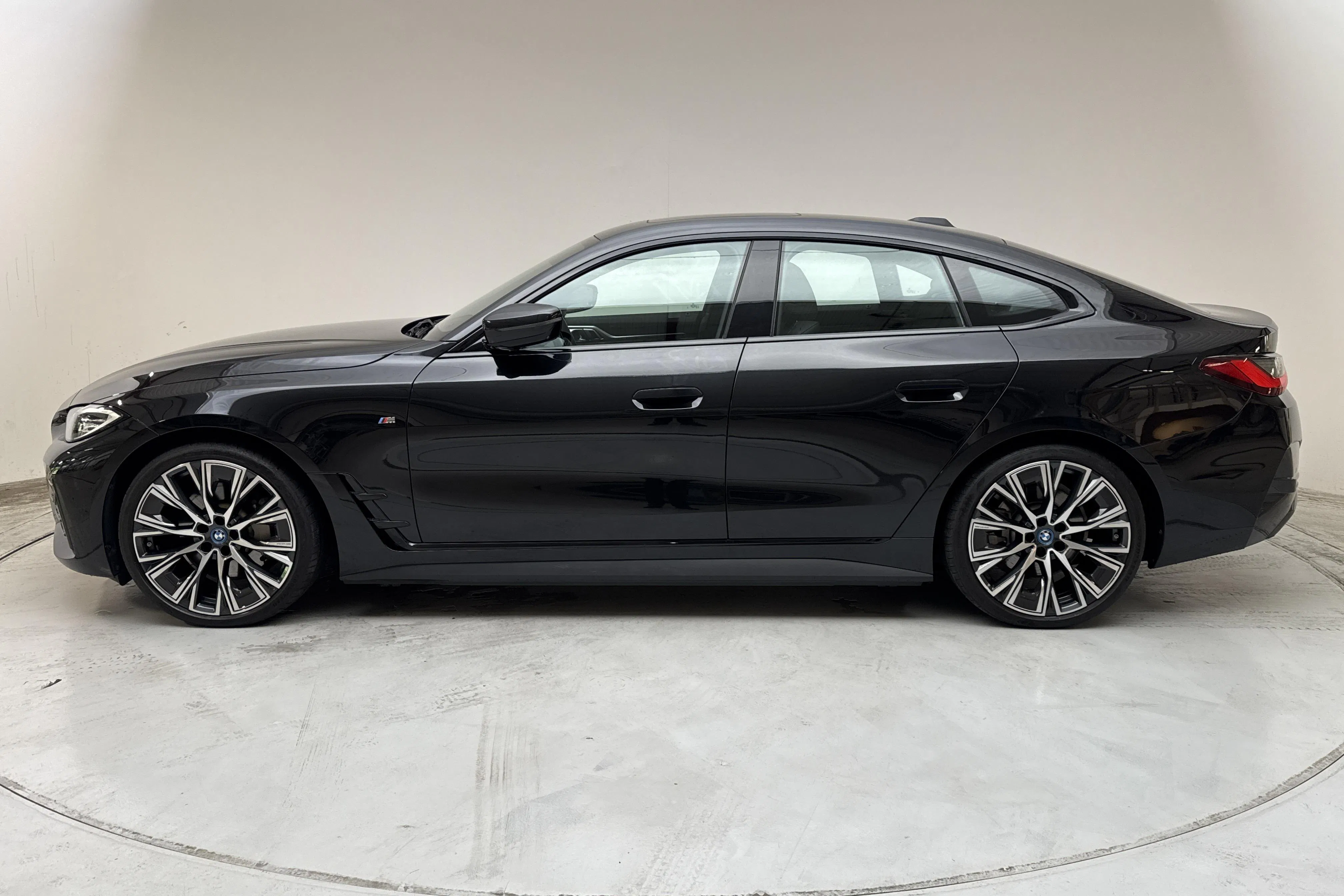 Presentationsfoto 2 av 18: BMW i4 eDrive40, G26 (340hk) - 6 422 mil - Automat - svart - 2024