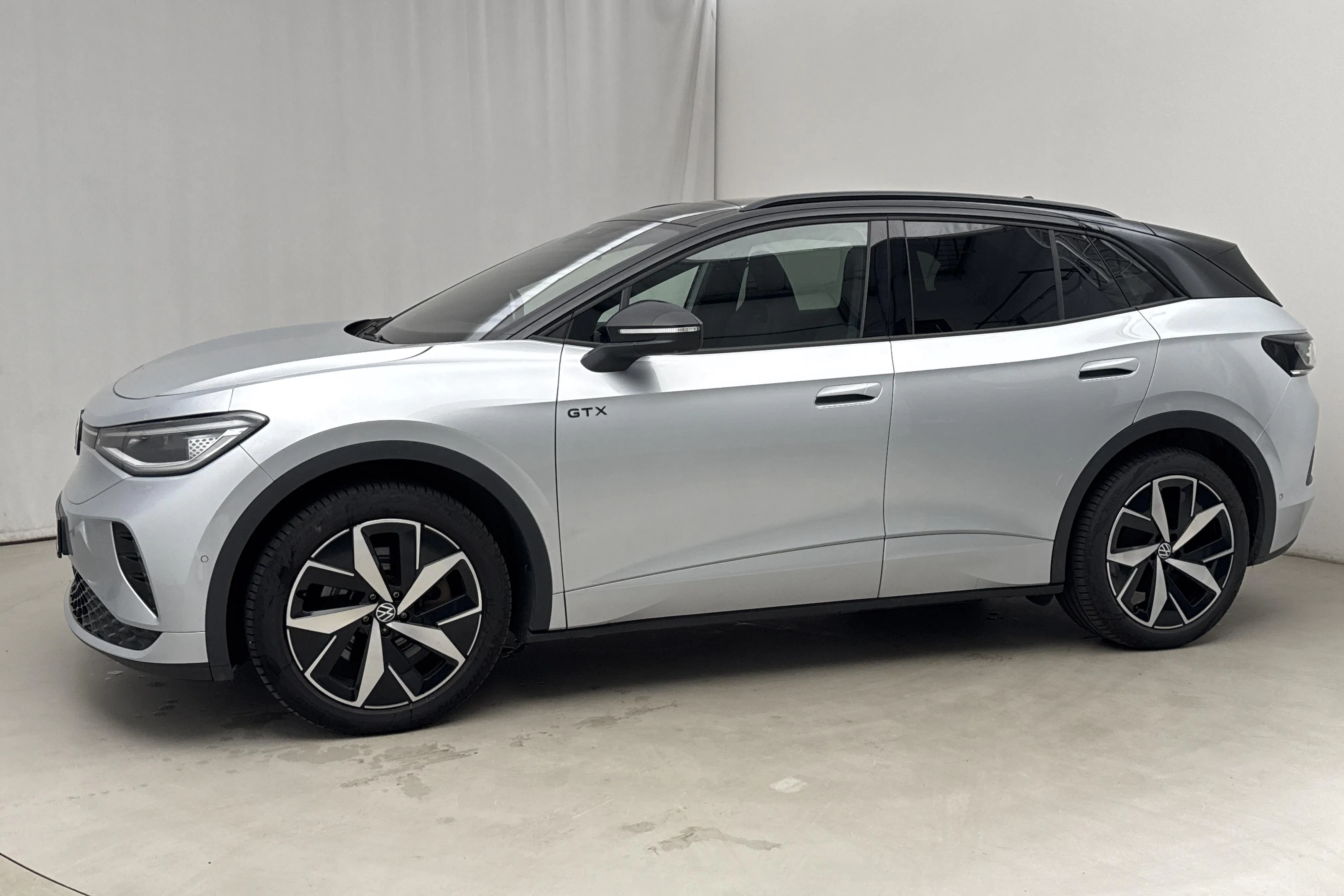 Presentationsfoto 2 av 21: VW ID.4 GTX 77kWh AWD (299hk) - 4 748 mil - Automat - silver - 2023