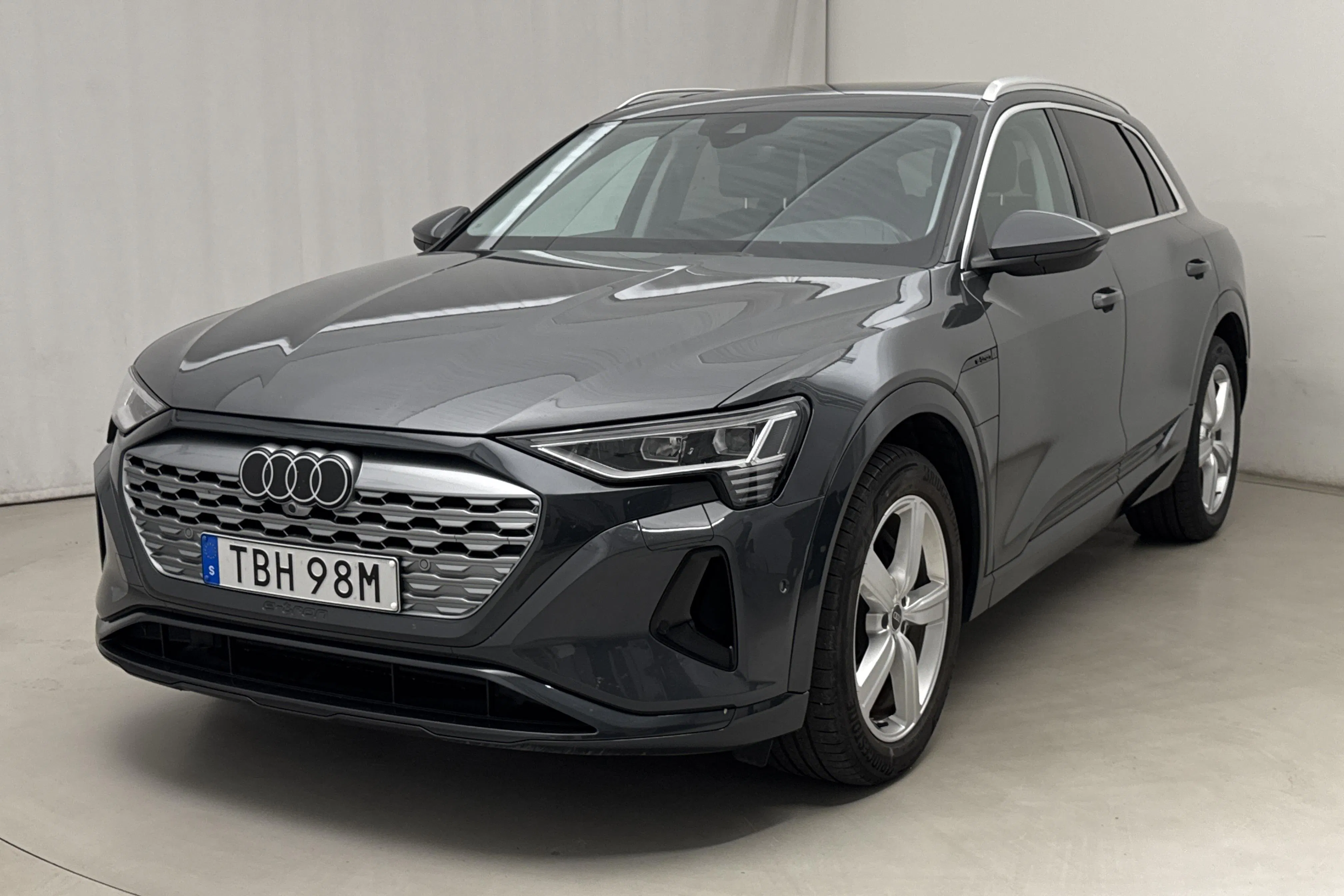 Presentationsfoto 1 av 24: Audi Q8 50 e-tron quattro (340hk) - 7 346 mil - Automat - grå - 2024