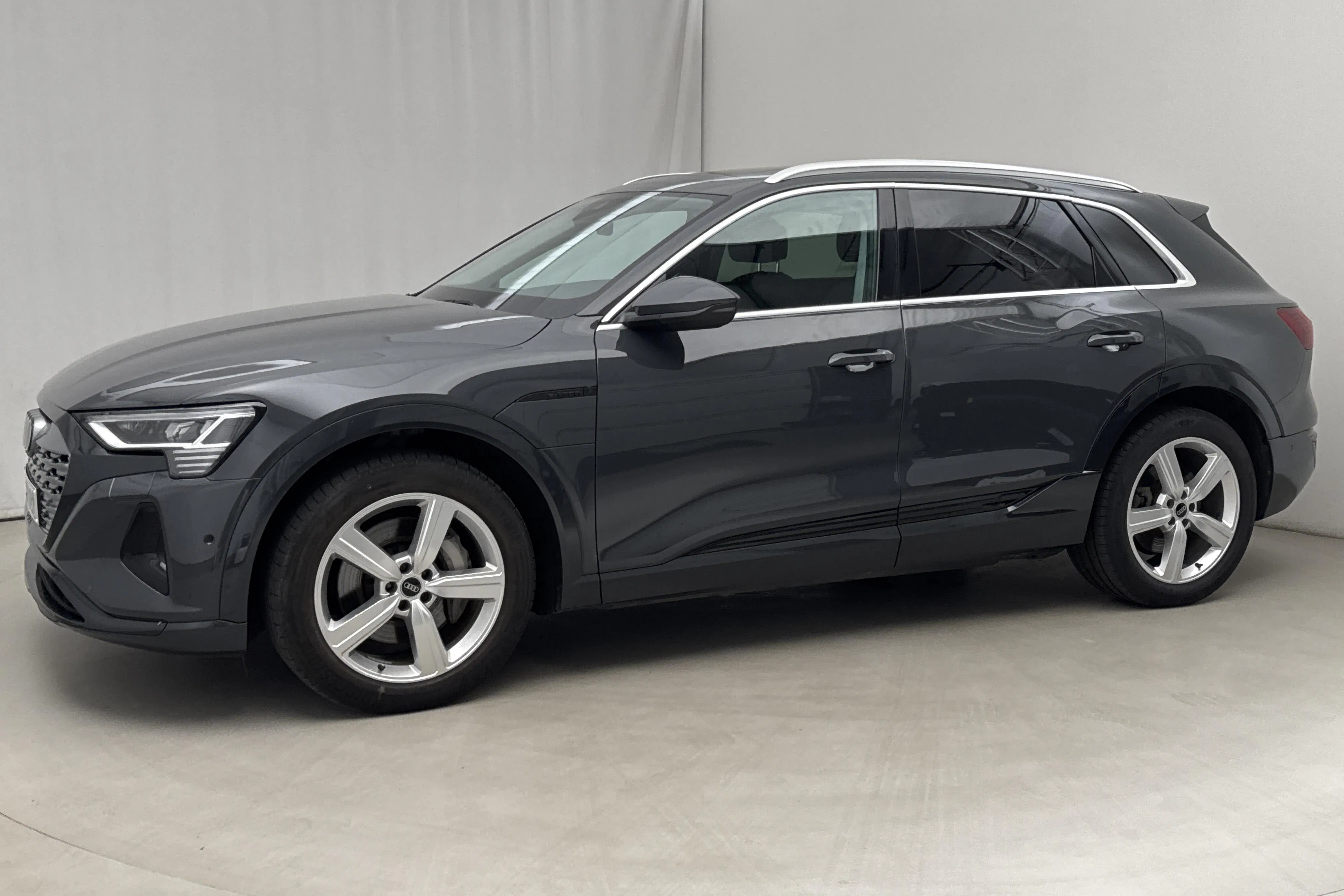 Presentationsfoto 2 av 24: Audi Q8 50 e-tron quattro (340hk) - 7 346 mil - Automat - grå - 2024