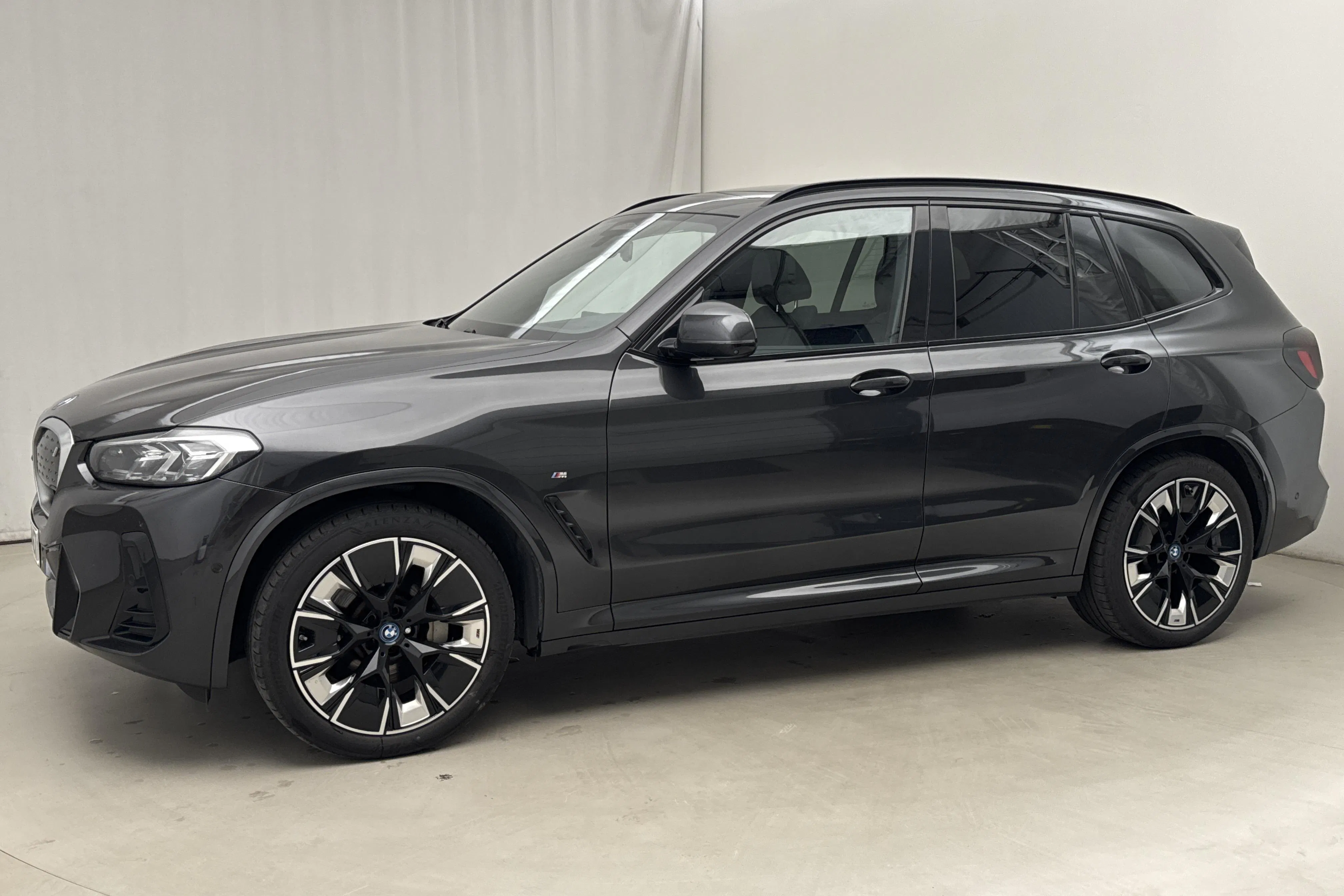 Presentation photo 2 of 24: BMW iX3 LCI, G08 (286hk) - 75 240 km - Automatic - gray - 2023