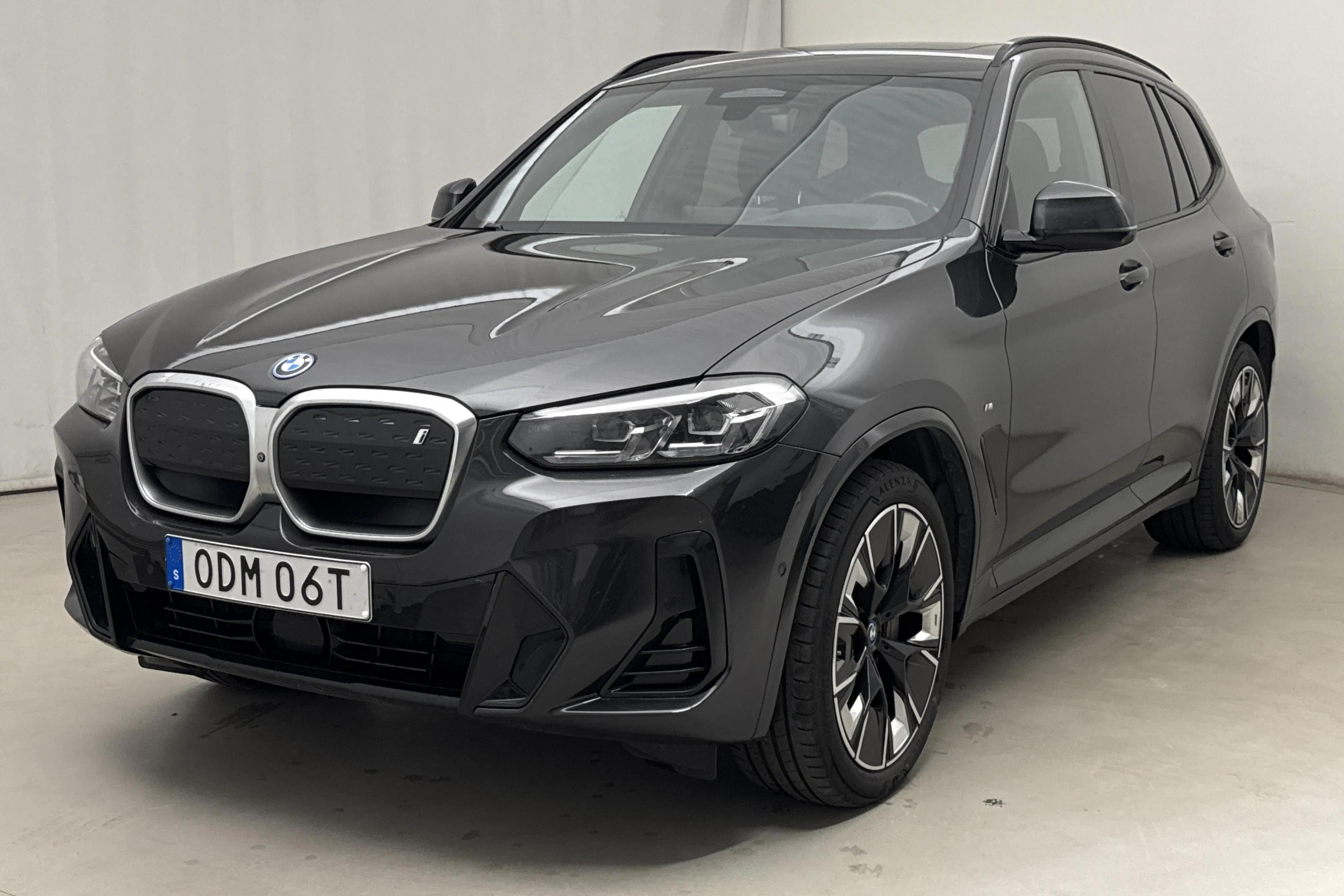 Presentation photo 1 of 24: BMW iX3 LCI, G08 (286hk) - 75 240 km - Automatic - gray - 2023