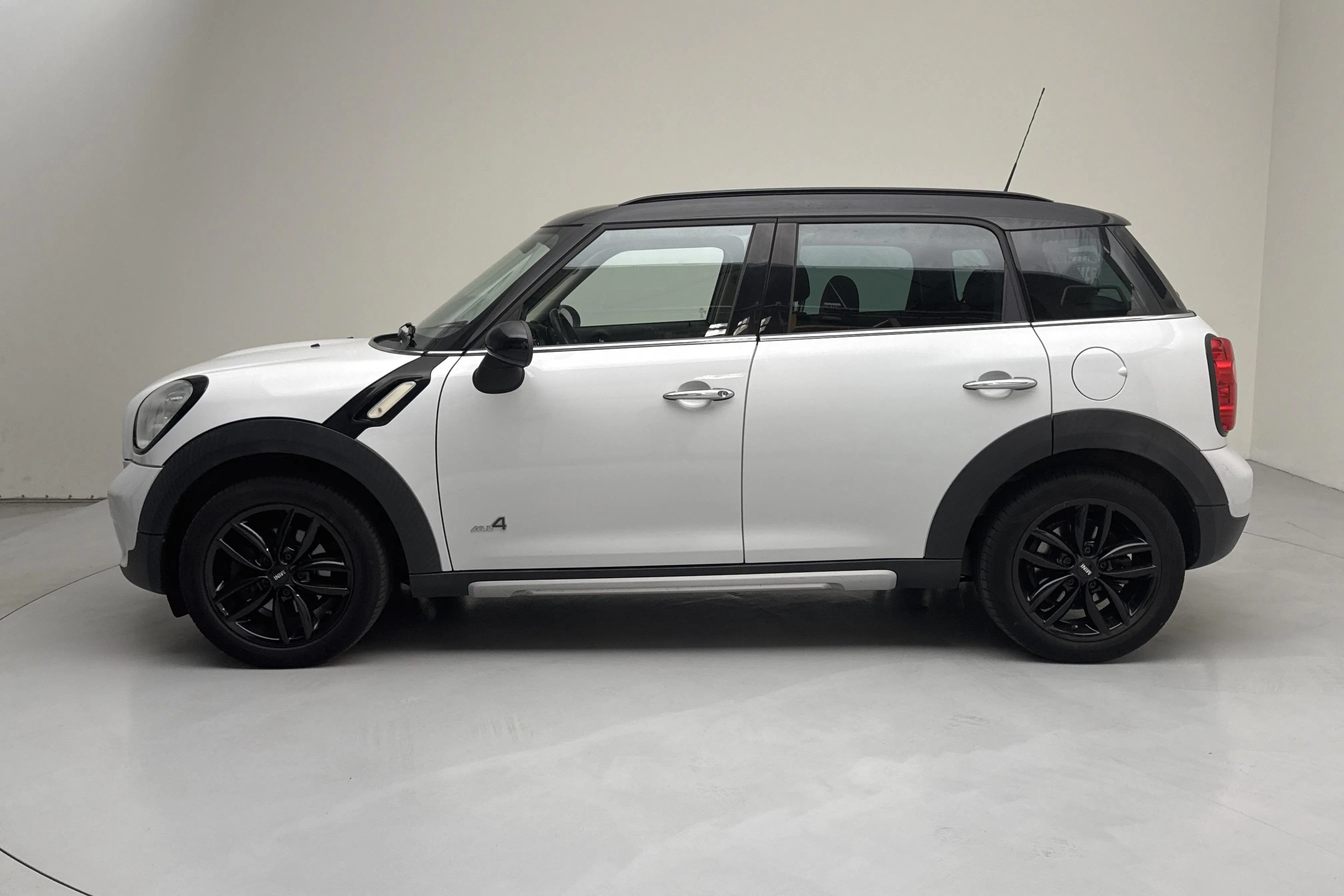 Presentation photo 2 of 14: MINI Cooper D ALL4 Countryman (112hk) - 159 040 km - Manual - white - 2015