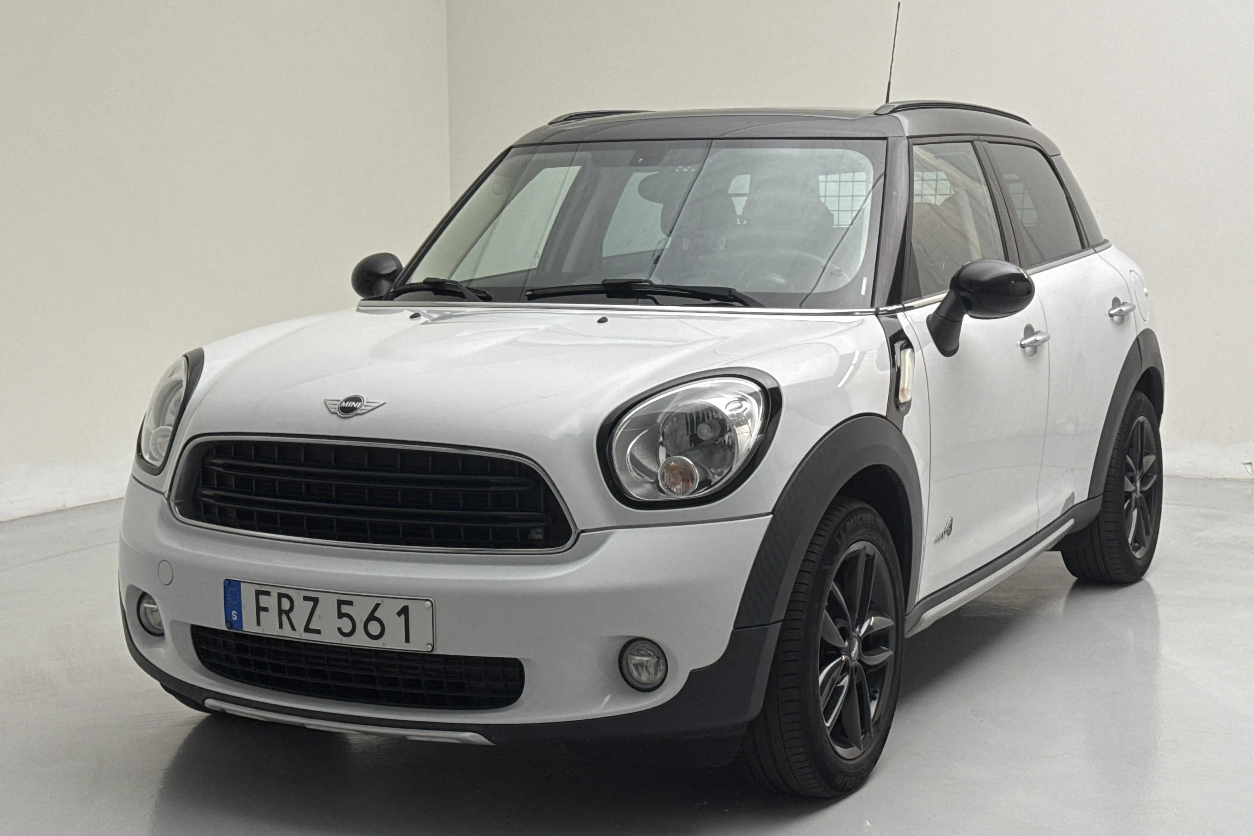 Presentation photo 1 of 14: MINI Cooper D ALL4 Countryman (112hk) - 159 040 km - Manual - white - 2015