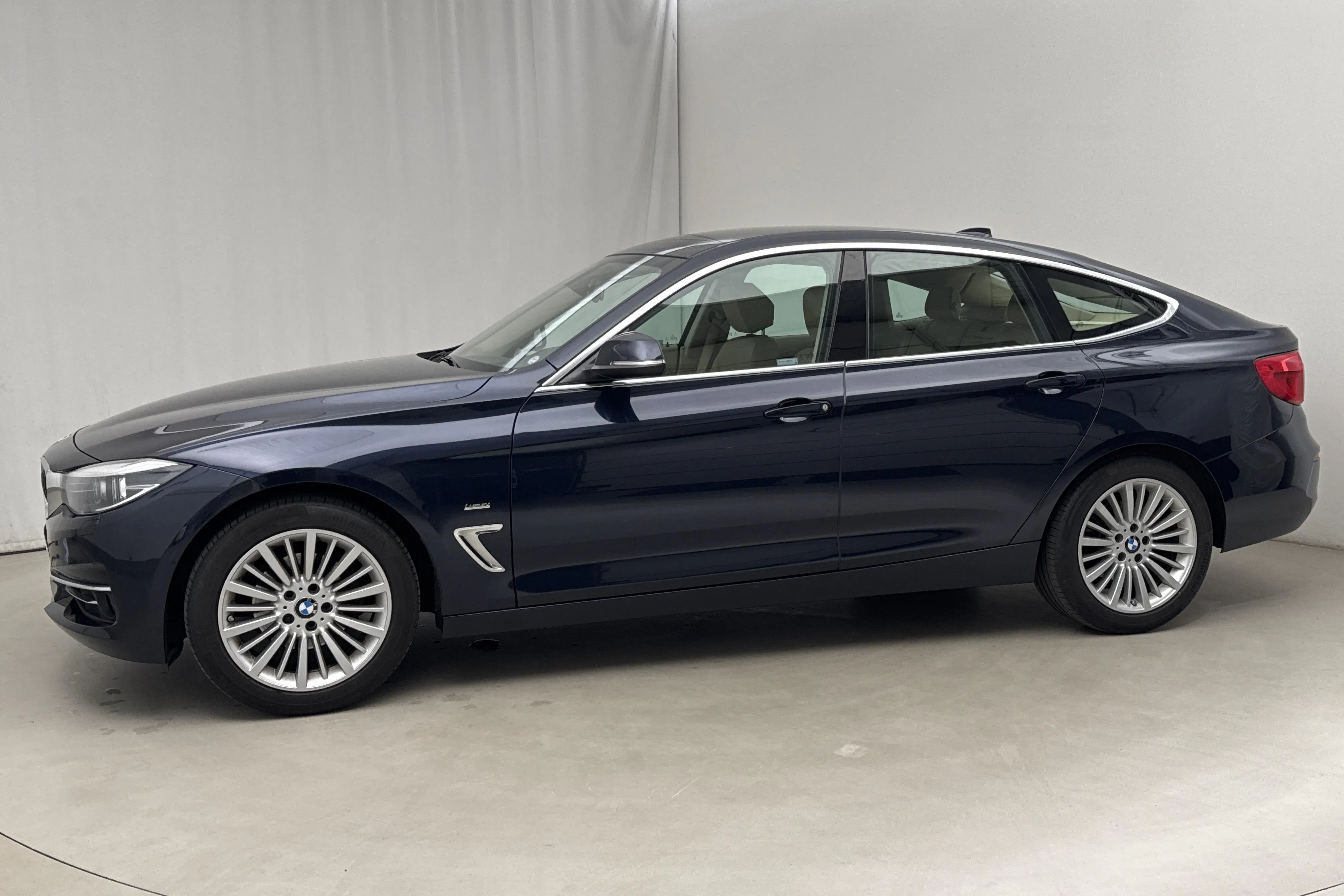 Presentationsfoto 2 av 16: BMW 320d GT, F34 (190hk) - 8 846 mil - Automat - blå - 2017