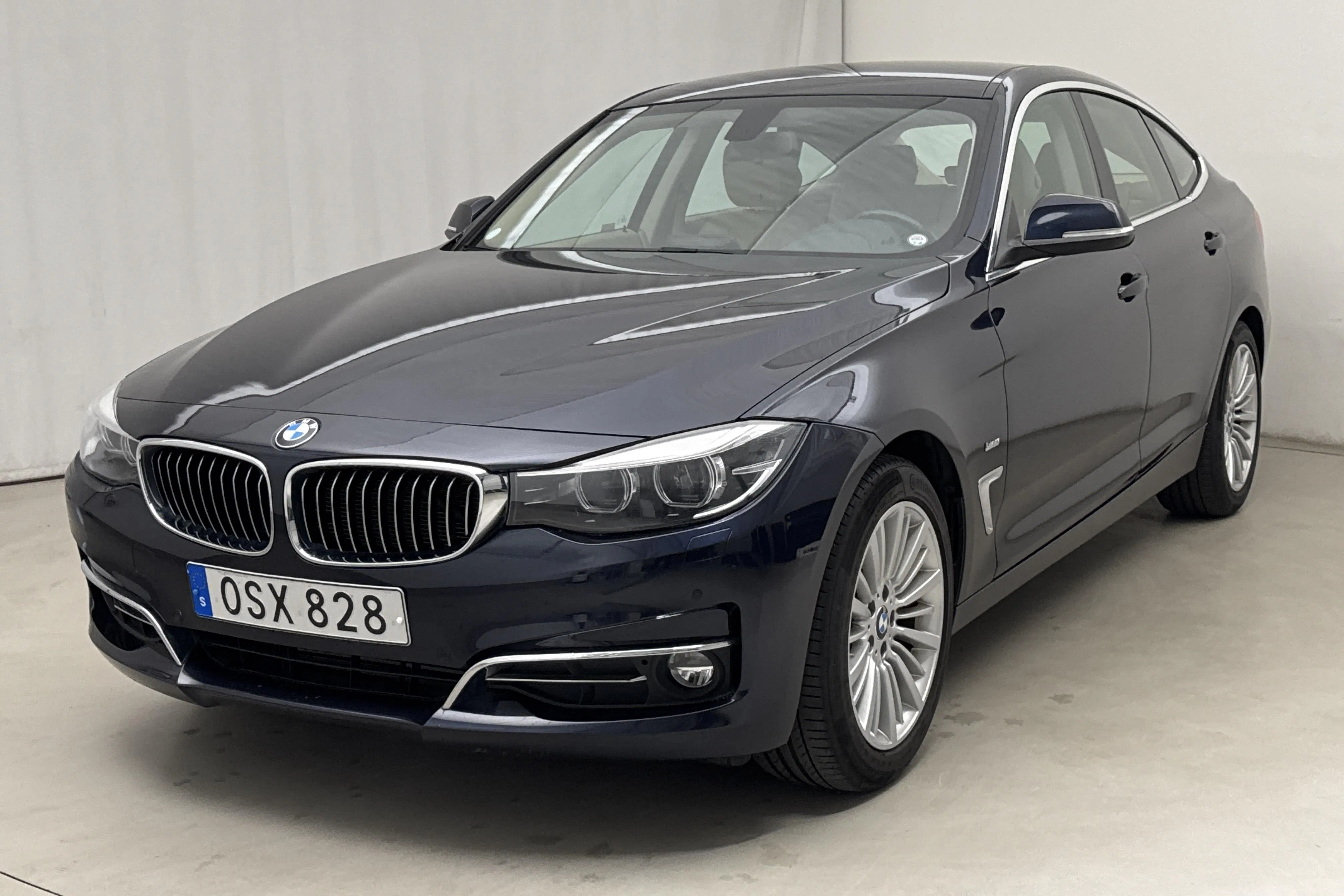 Presentationsfoto 1 av 16: BMW 320d GT, F34 (190hk) - 8 846 mil - Automat - blå - 2017