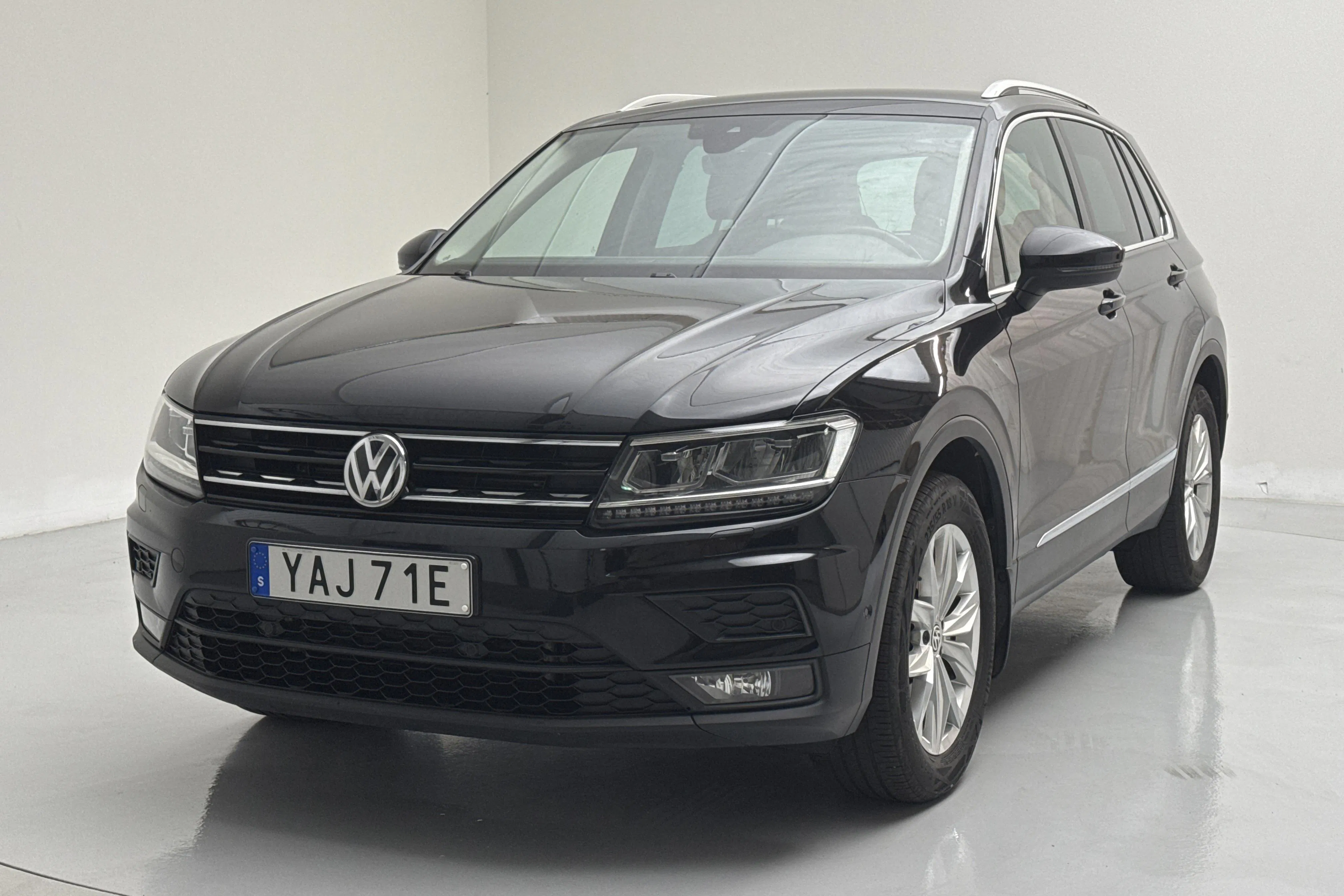 Presentation photo 1 of 15: VW Tiguan 2.0 TSI 4MOTION (190hk) - 98 920 km - Automatic - black - 2020
