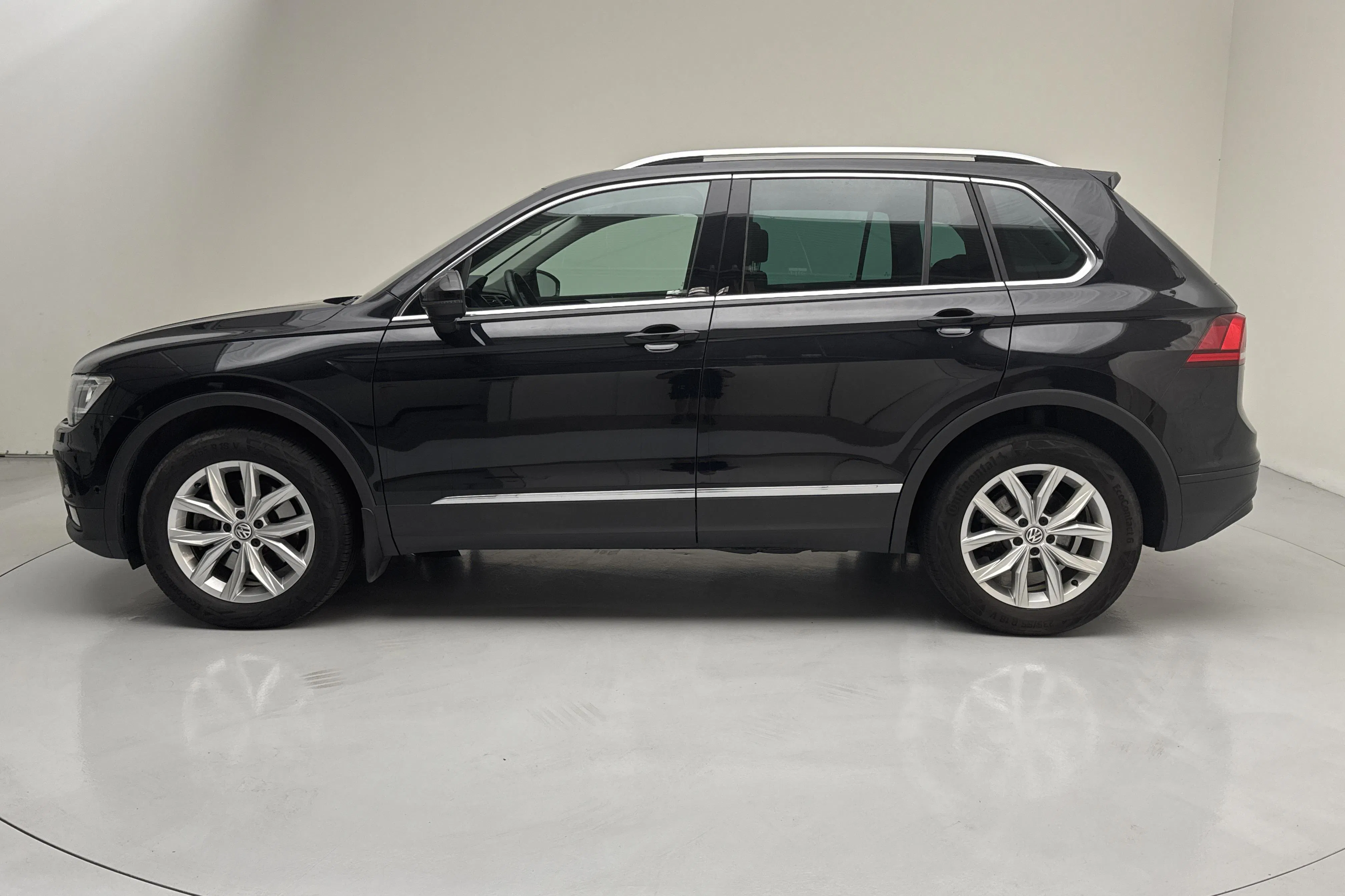 Presentation photo 2 of 15: VW Tiguan 2.0 TSI 4MOTION (190hk) - 98 920 km - Automatic - black - 2020