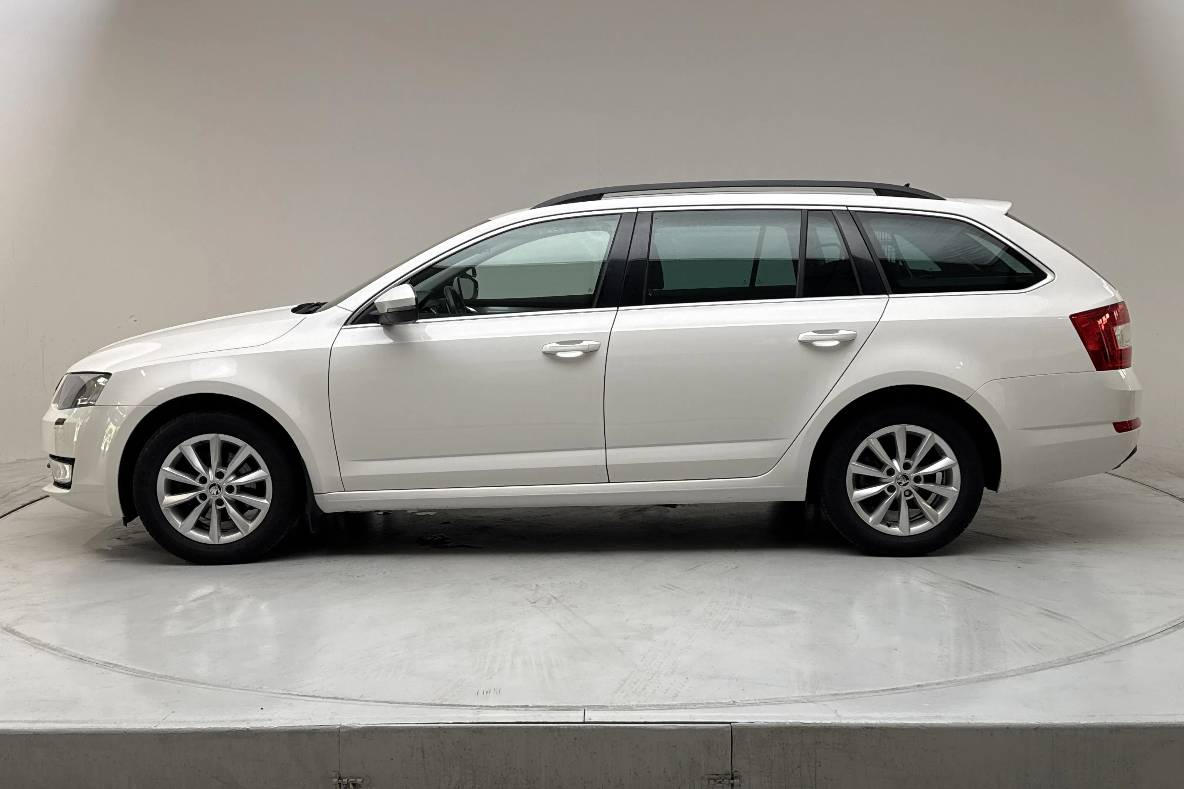 Presentationsfoto 2 av 12: Skoda Octavia III 1.4 G-TEC Combi (110hk) - 7 721 mil - Manuell - vit - 2016