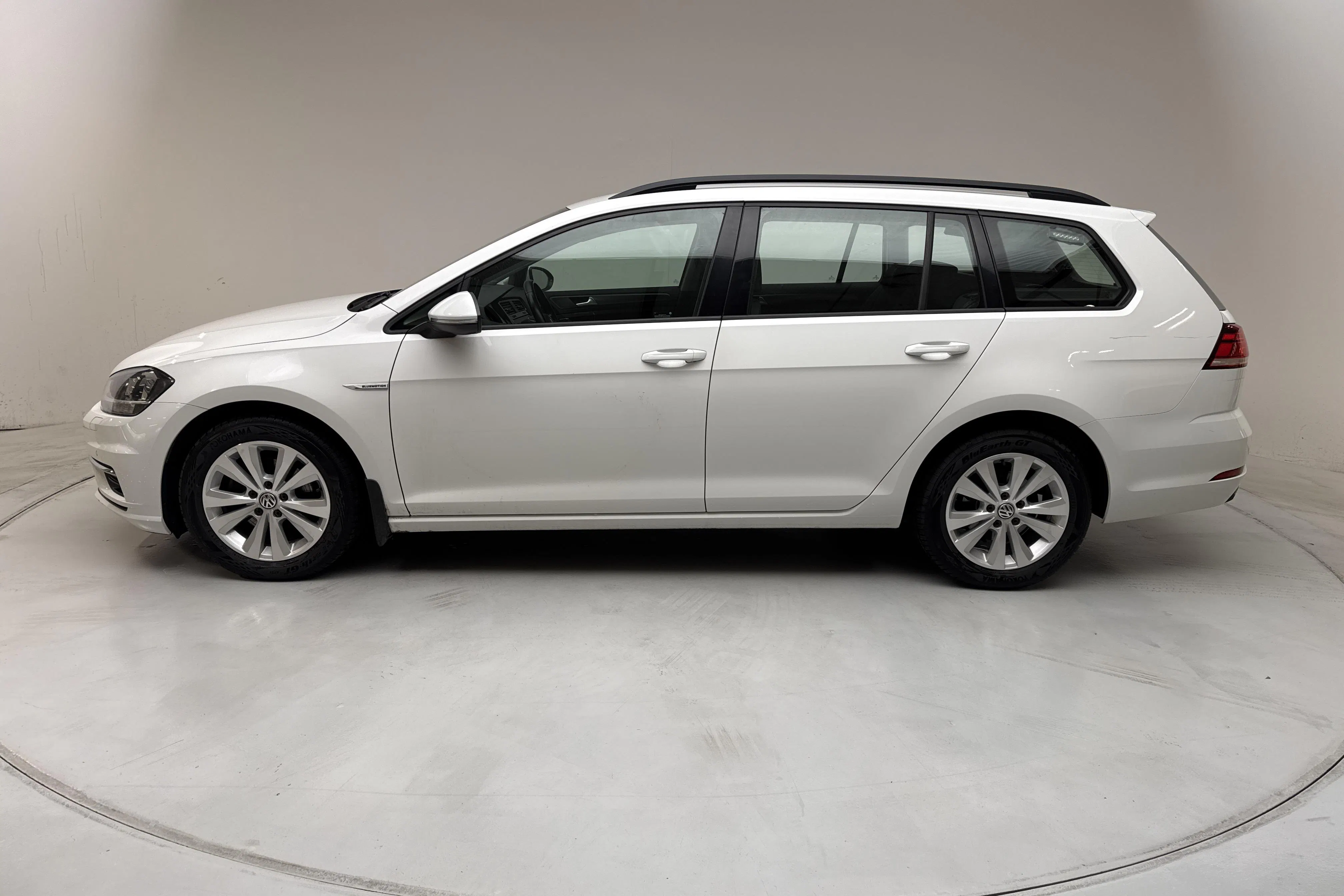 Presentationsfoto 2 av 12: VW Golf VII 1.4 TGI BlueMotion Sportscombi (110hk) - 8 603 mil - Manuell - vit - 2018