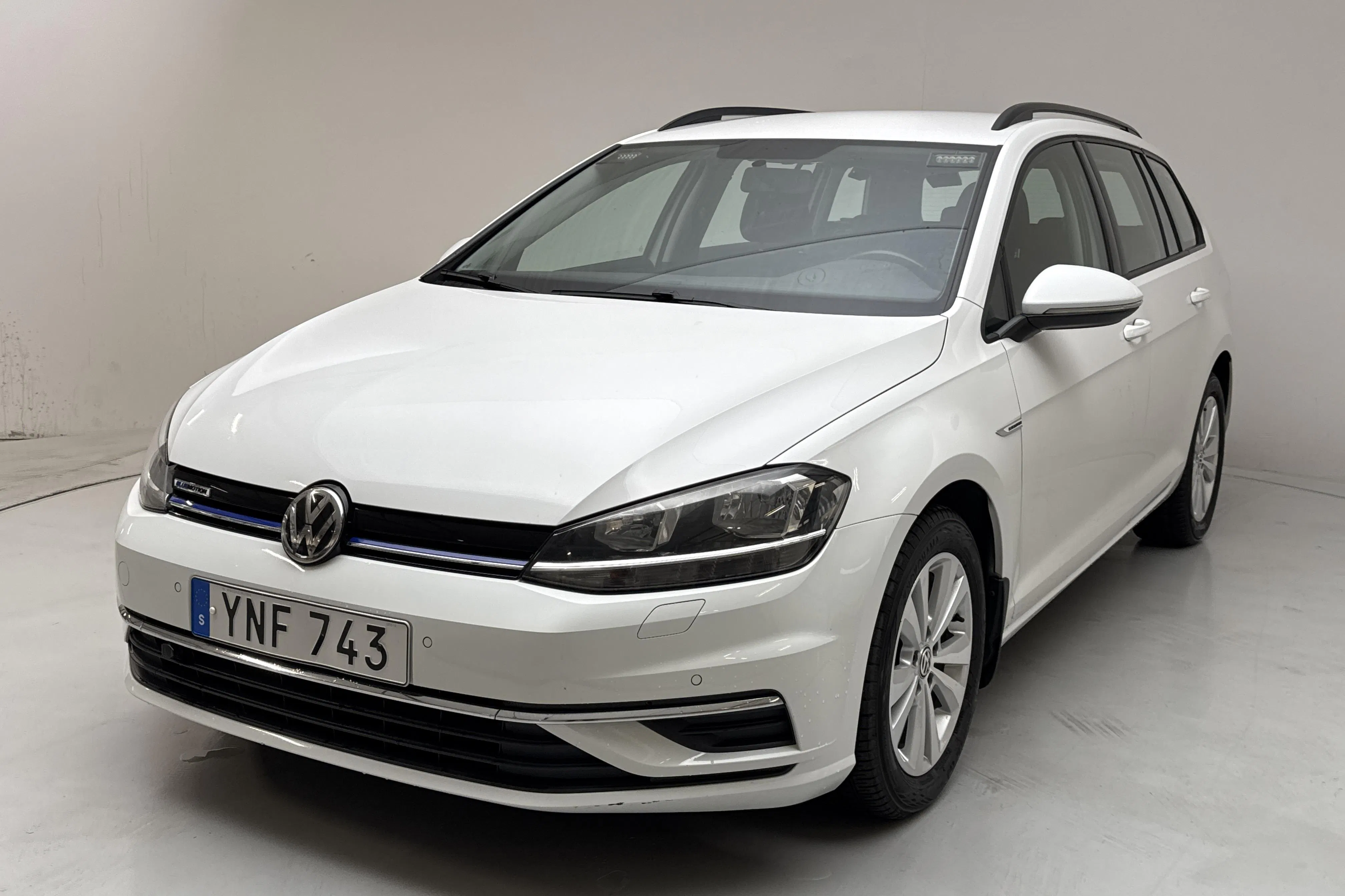 Presentationsfoto 1 av 12: VW Golf VII 1.4 TGI BlueMotion Sportscombi (110hk) - 8 603 mil - Manuell - vit - 2018