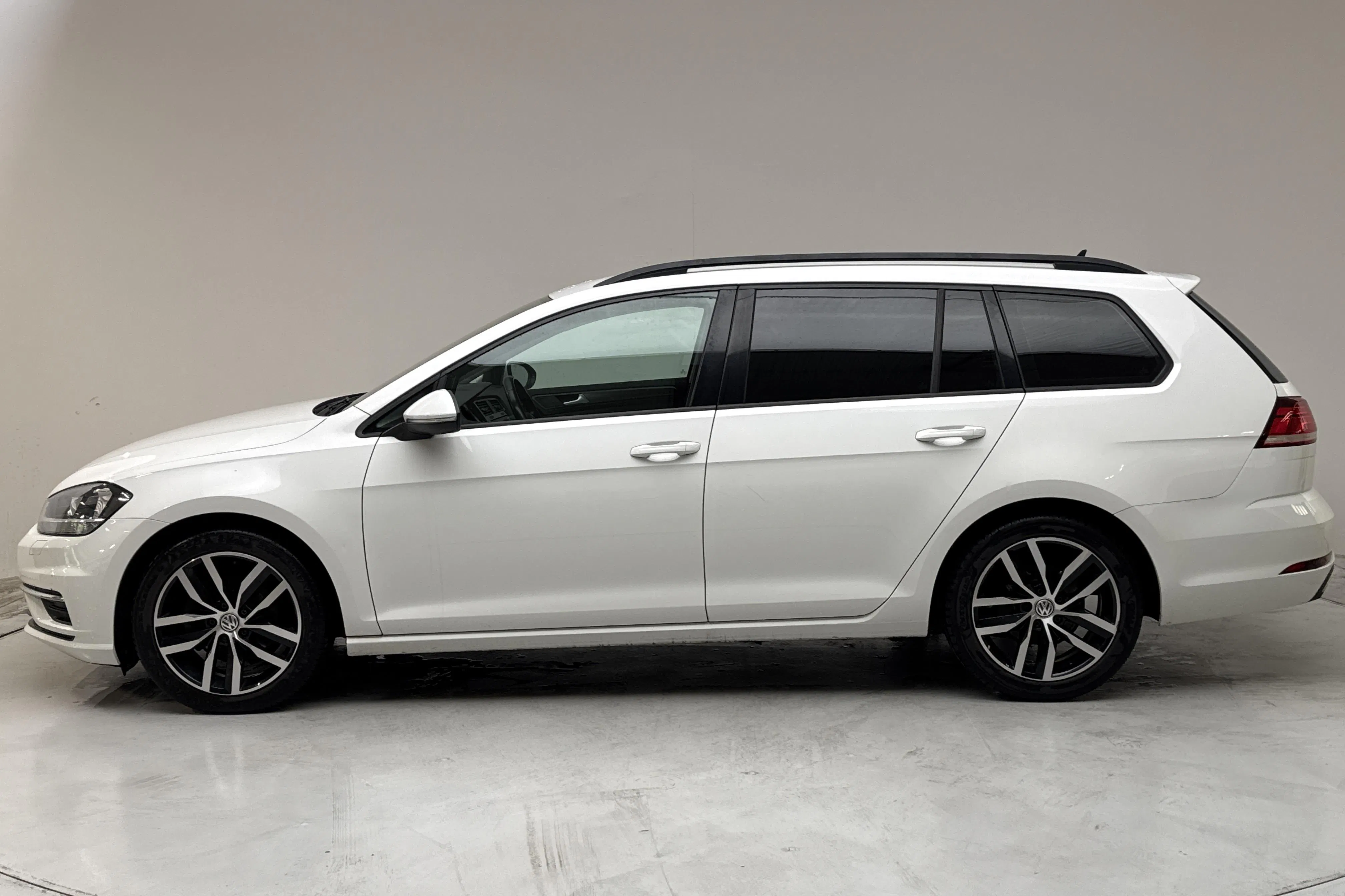 Presentation photo 2 of 15: VW Golf VII 1.6 TDI Sportscombi (115hk) - 120 750 km - Automatic - white - 2017