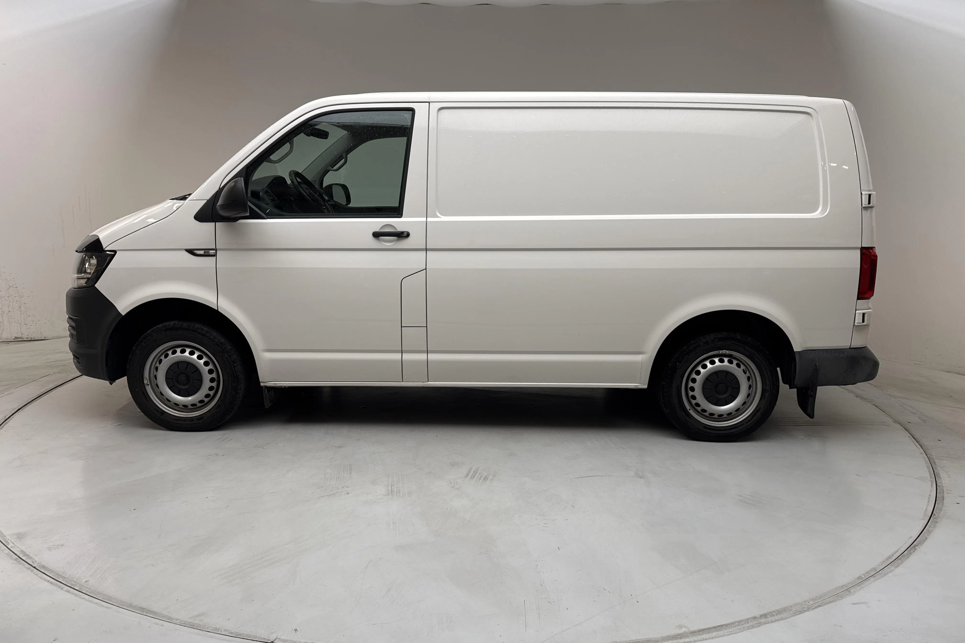 Presentationsfoto 2 av 14: VW Transporter T6 2.0 TDI BMT Skåp 4MOTION (150hk) - 12 568 mil - Manuell - vit - 2018