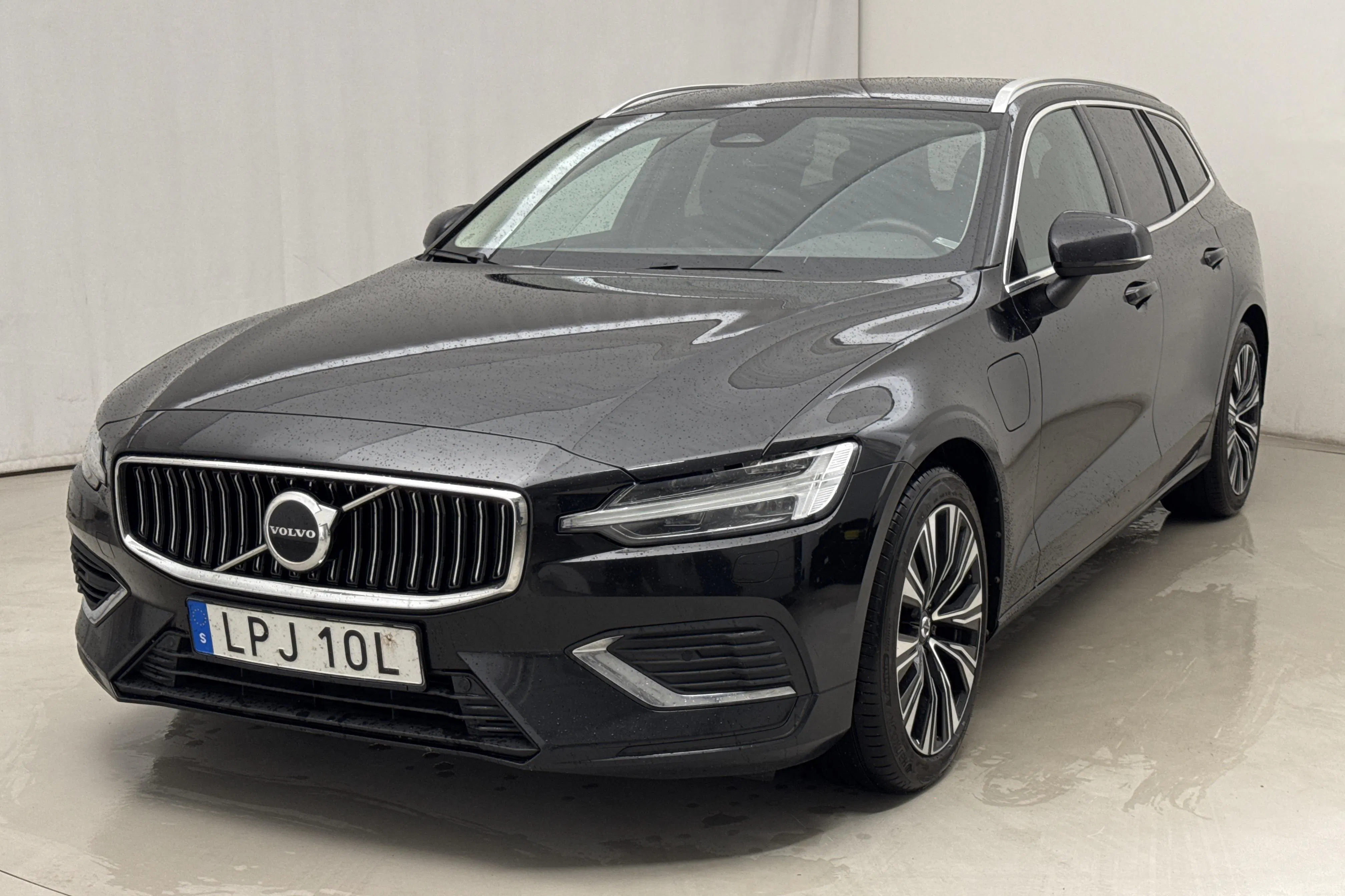 Presentation photo 1 of 21: Volvo V60 T6 AWD Recharge (350hk) - 159 230 km - Automatic - black - 2024