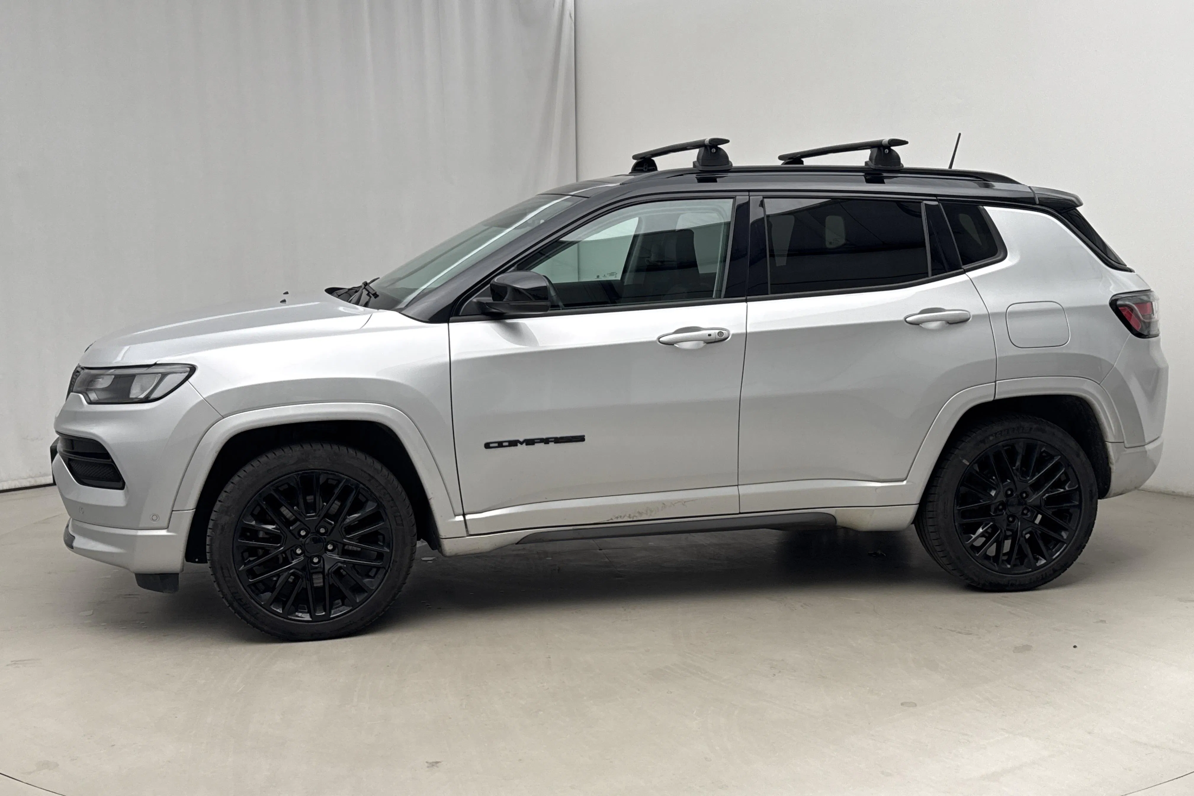 Presentationsfoto 2 av 20: Jeep Compass 1.3 PHEV 4WD (240hk) - 7 093 mil - Automat - grå - 2022