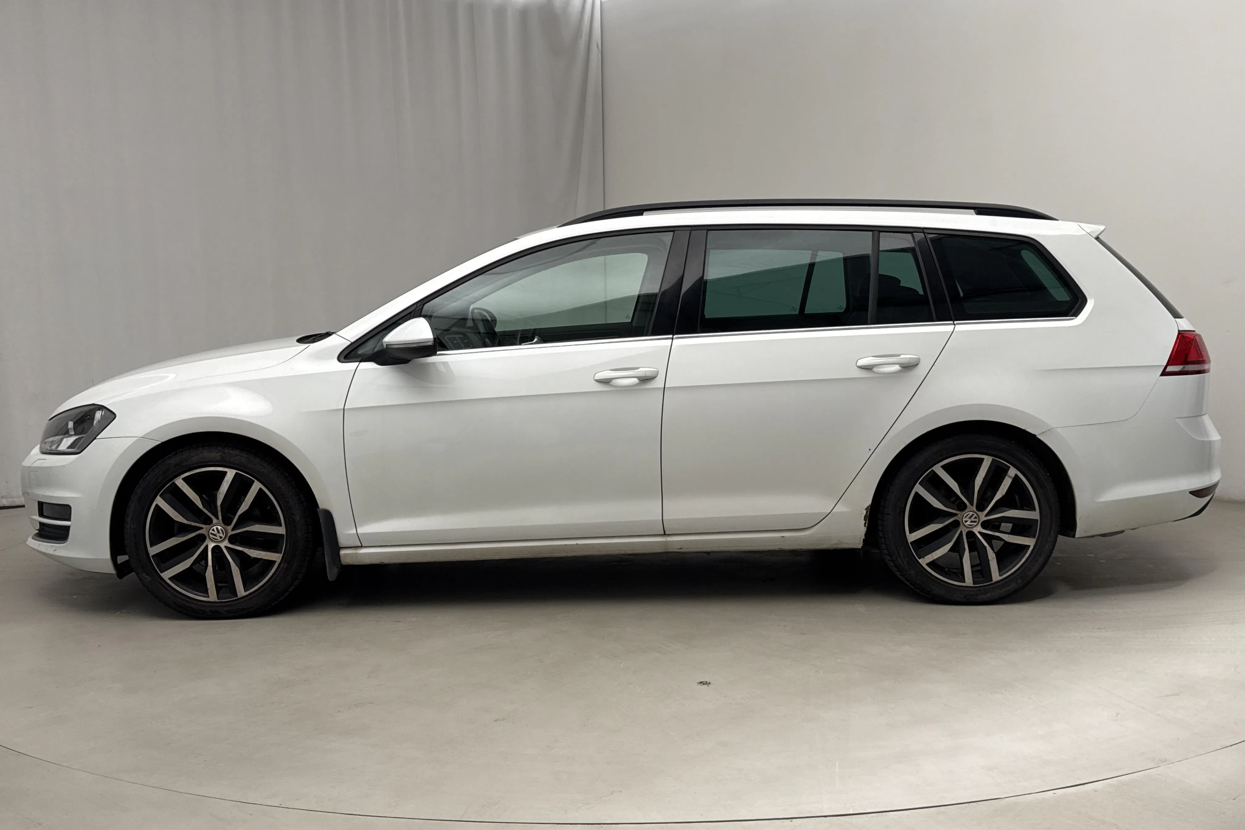 Presentationsfoto 2 av 16: VW Golf VII 1.4 TSI Sportscombi (140hk) - 22 075 mil - Manuell - vit - 2014