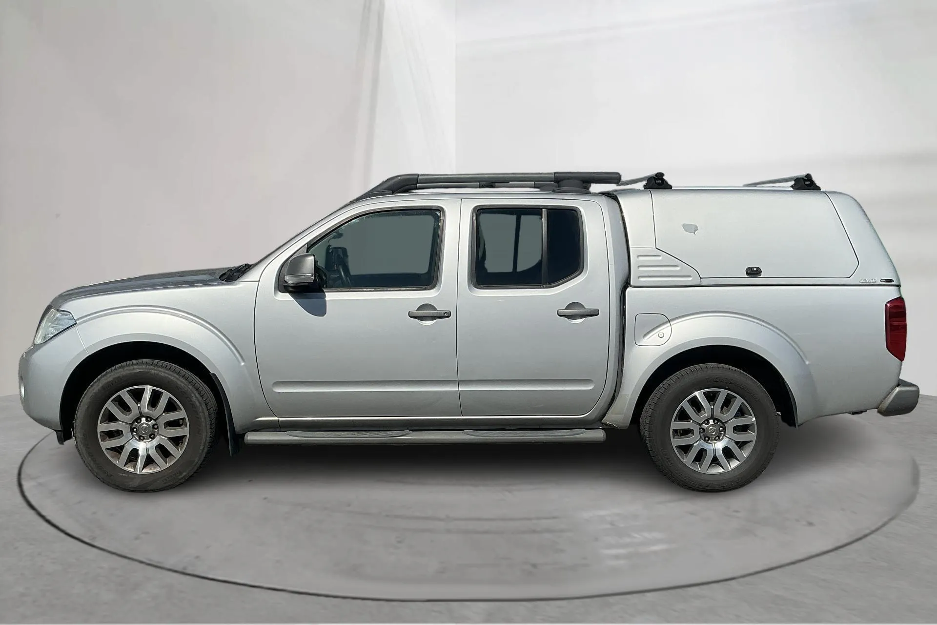 Zdjęcie prezentacyjne 2 z 14: Nissan Navara 2.5 dCi (190hk) - 181 680 km - Automatyczna - srebro - 2015
