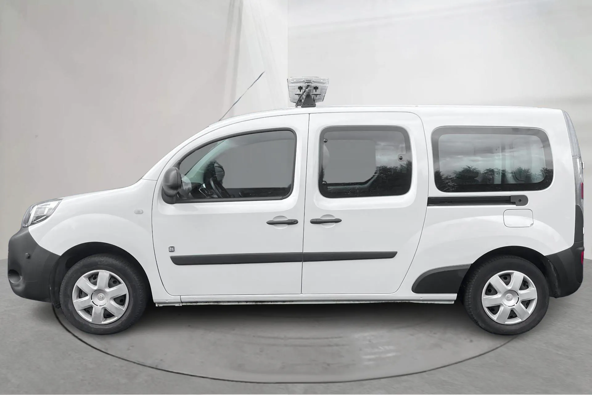 Presentationsfoto 2 av 15: Renault Kangoo II Z.E. 22kWh Maxi (60hk) - 3 052 mil - Automat - vit - 2014