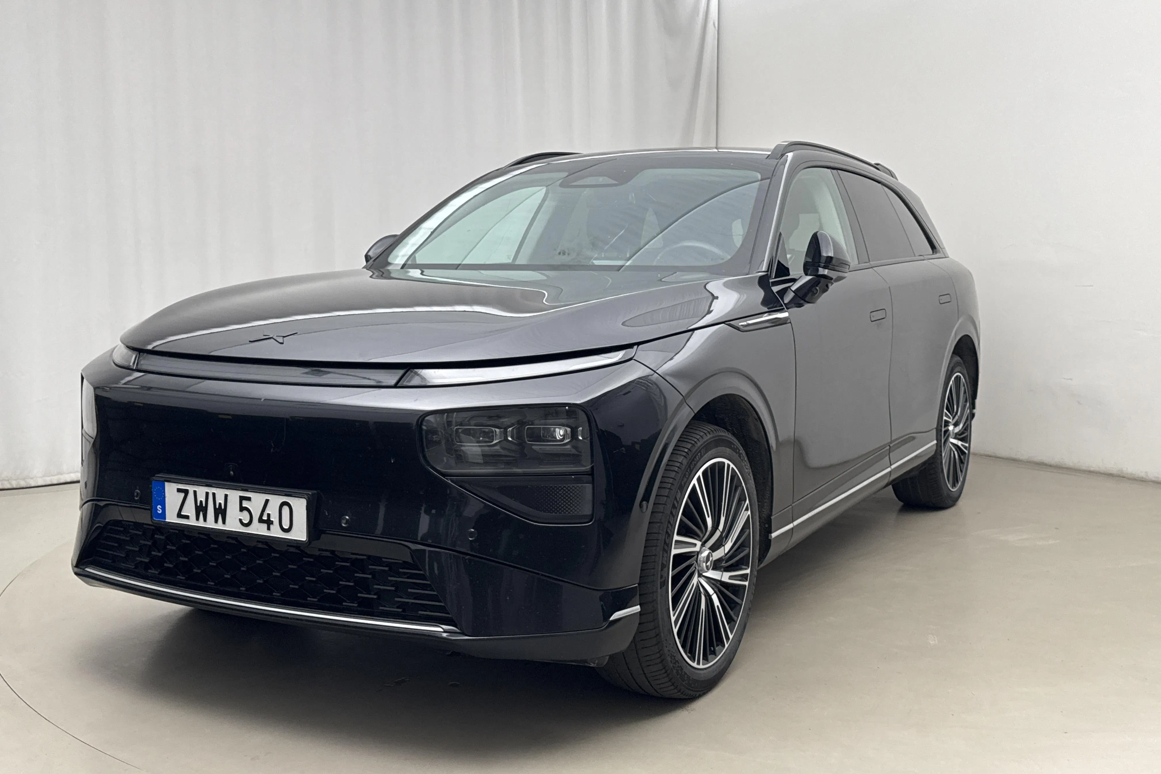 Presentationsfoto 1 av 26: Xpeng G9 AWD Performance 93,1kWh (551hk) - 10 841 mil - Automat - svart - 2023