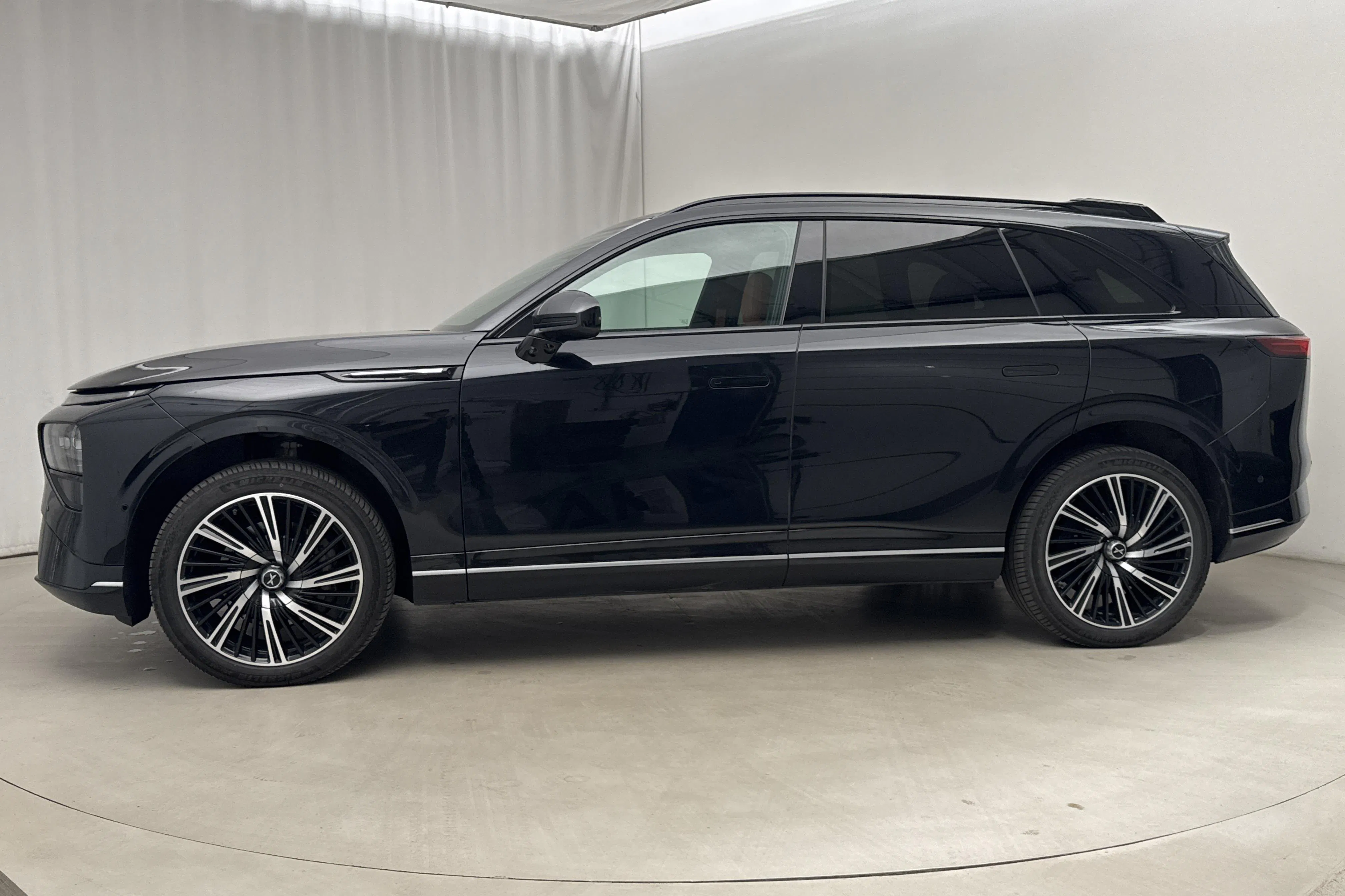 Presentationsfoto 2 av 26: Xpeng G9 AWD Performance 93,1kWh (551hk) - 7 512 mil - Automat - svart - 2023