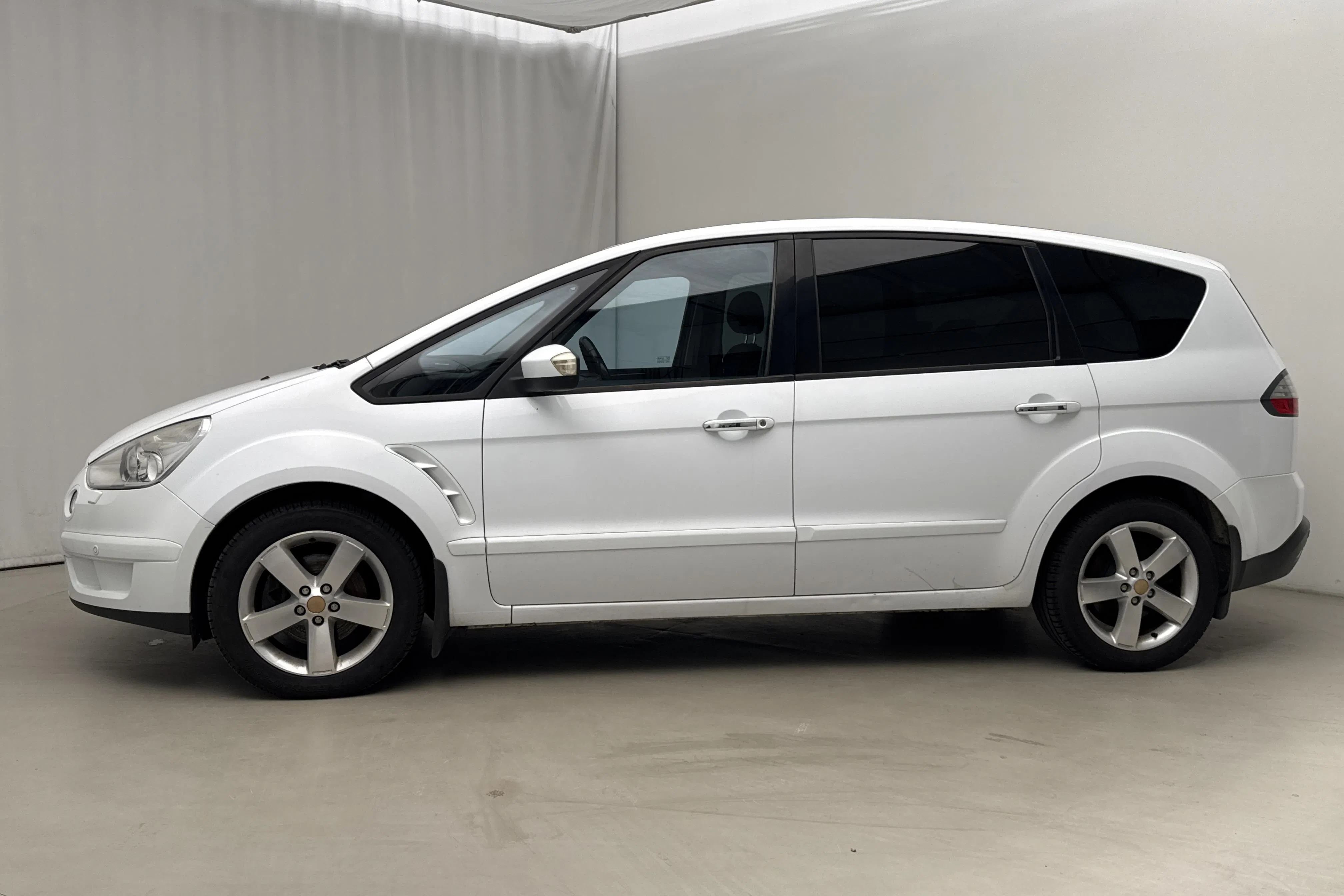 Presentationsfoto 2 av 17: Ford S-MAX 2.0 Flexifuel (145hk) - 19 078 mil - Manuell - vit - 2009