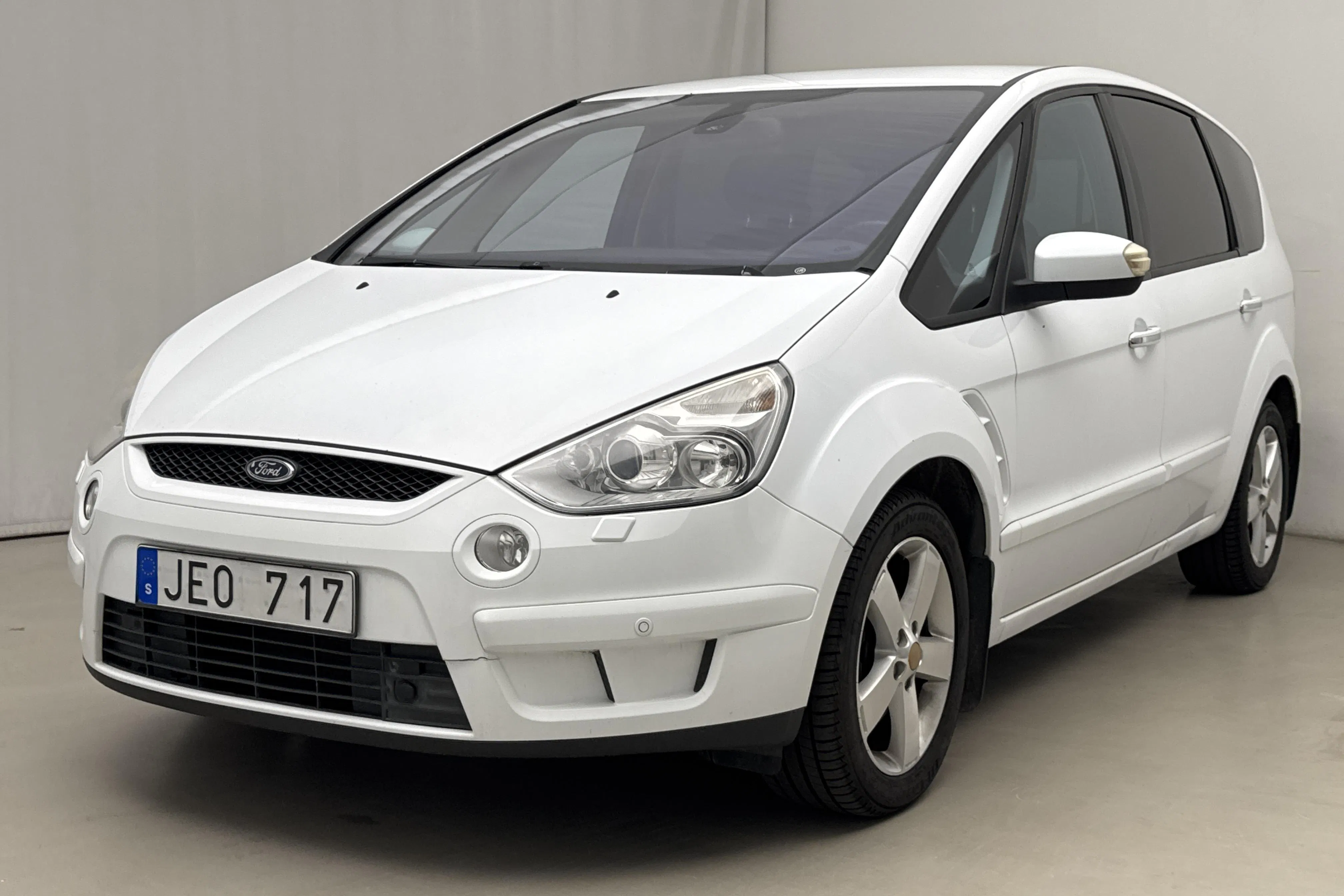 Presentationsfoto 1 av 17: Ford S-MAX 2.0 Flexifuel (145hk) - 19 078 mil - Manuell - vit - 2009