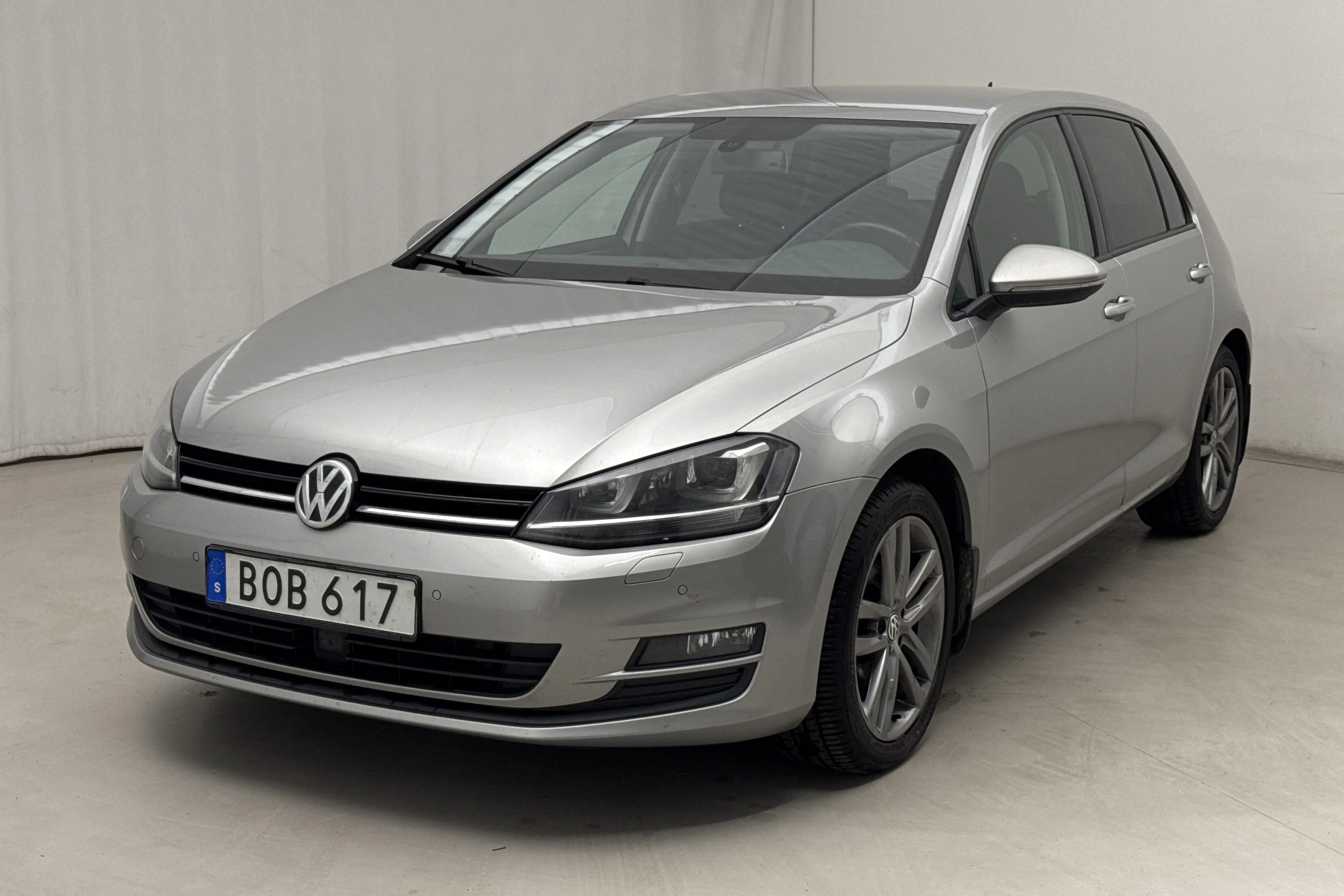 Presentationsfoto 1 av 15: VW Golf VII 1.6 TDI BlueMotion Technology 5dr (105hk) - 21 471 mil - Automat - silver - 2014