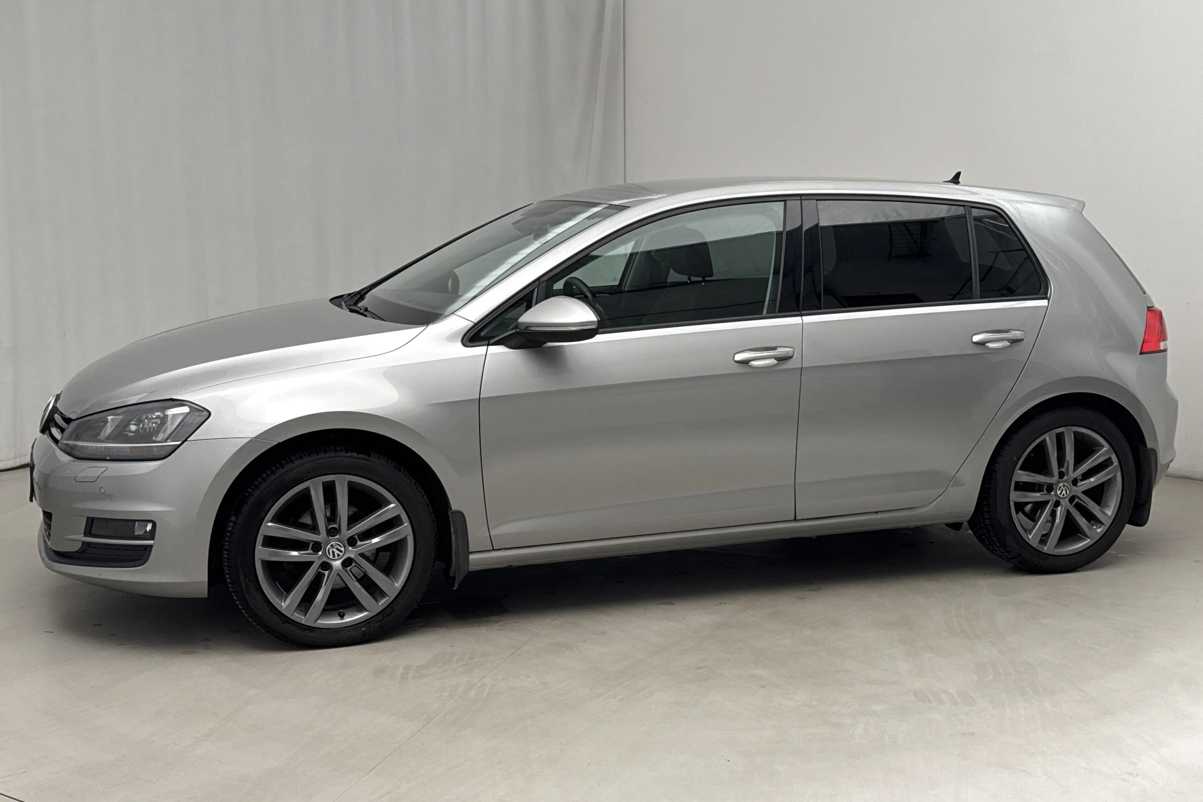 Presentationsfoto 2 av 15: VW Golf VII 1.6 TDI BlueMotion Technology 5dr (105hk) - 21 471 mil - Automat - silver - 2014