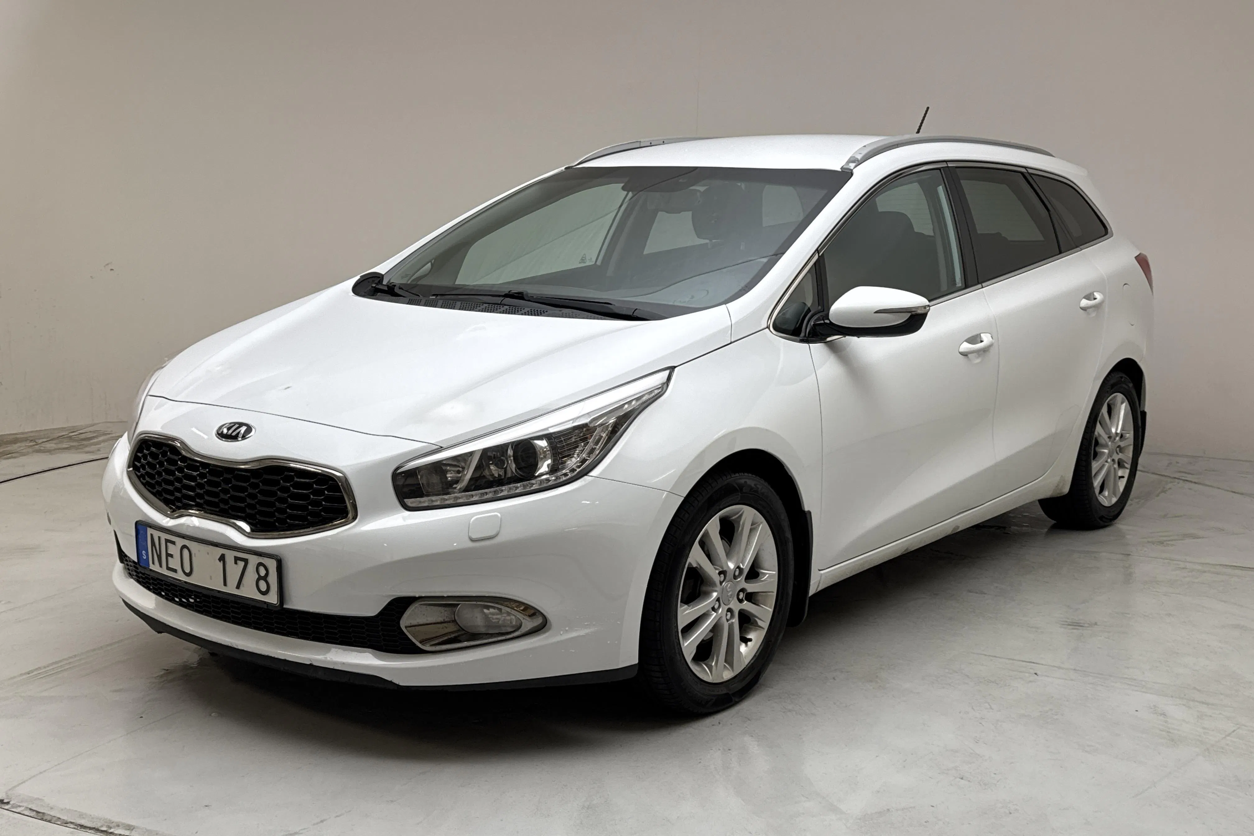 Presentation photo 1 of 13: KIA Cee'd 1.6 CRDi SW (128hk) - 207 730 km - Manual - white - 2013