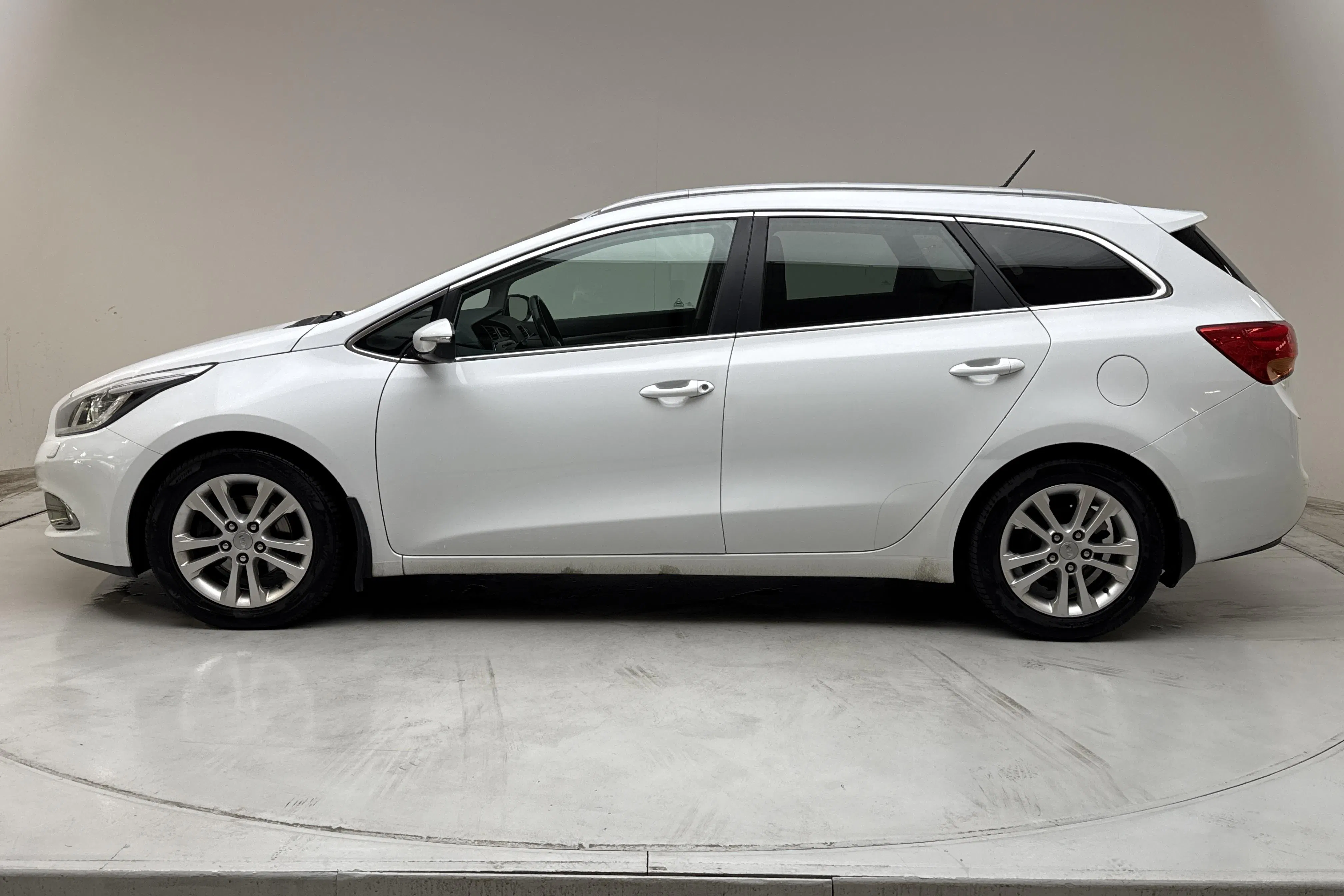 Presentation photo 2 of 13: KIA Cee'd 1.6 CRDi SW (128hk) - 207 730 km - Manual - white - 2013