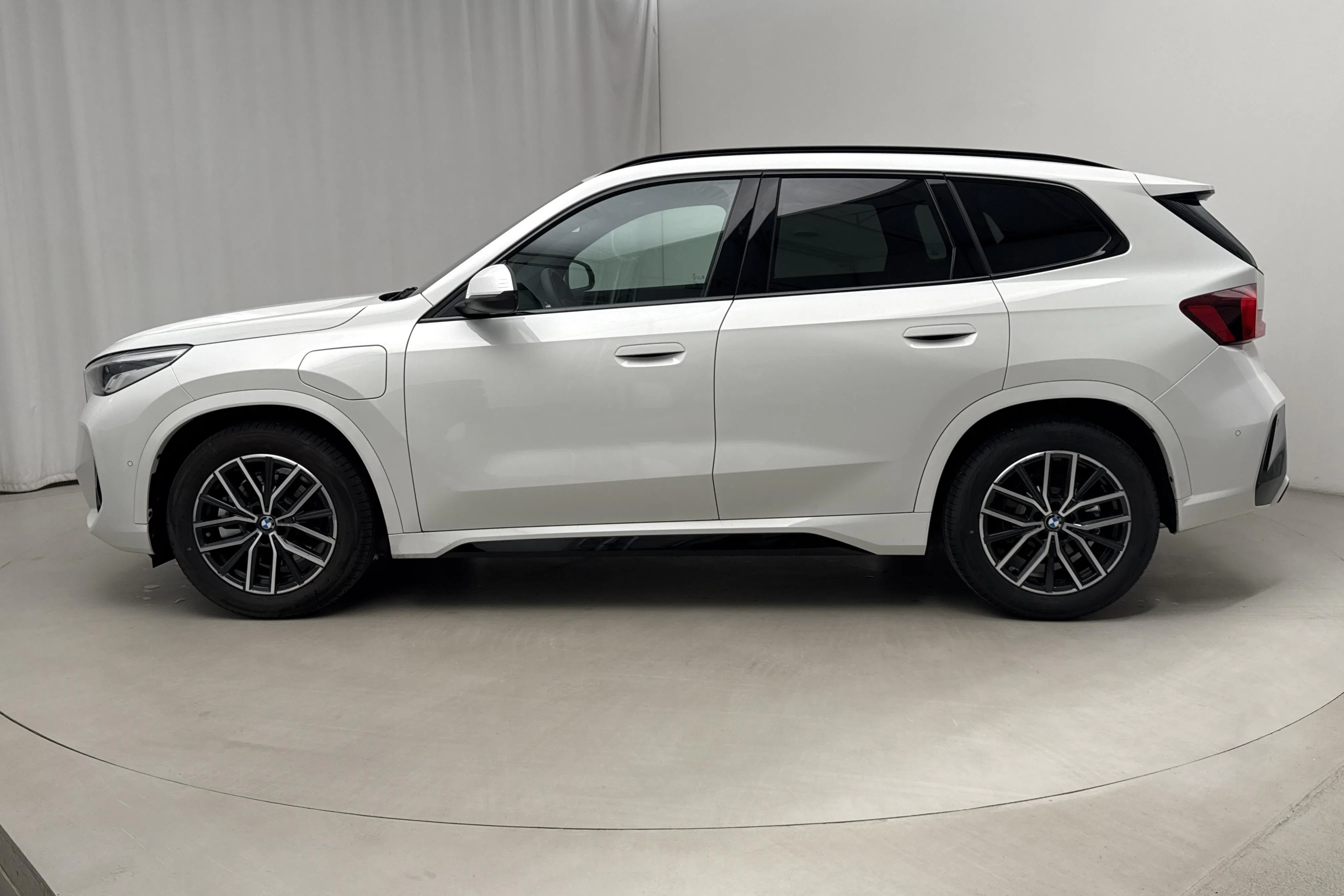 Presentation photo 2 of 18: BMW X1 xDrive25e, U11 (245hk) - 10 650 km - Automatic - white - 2026