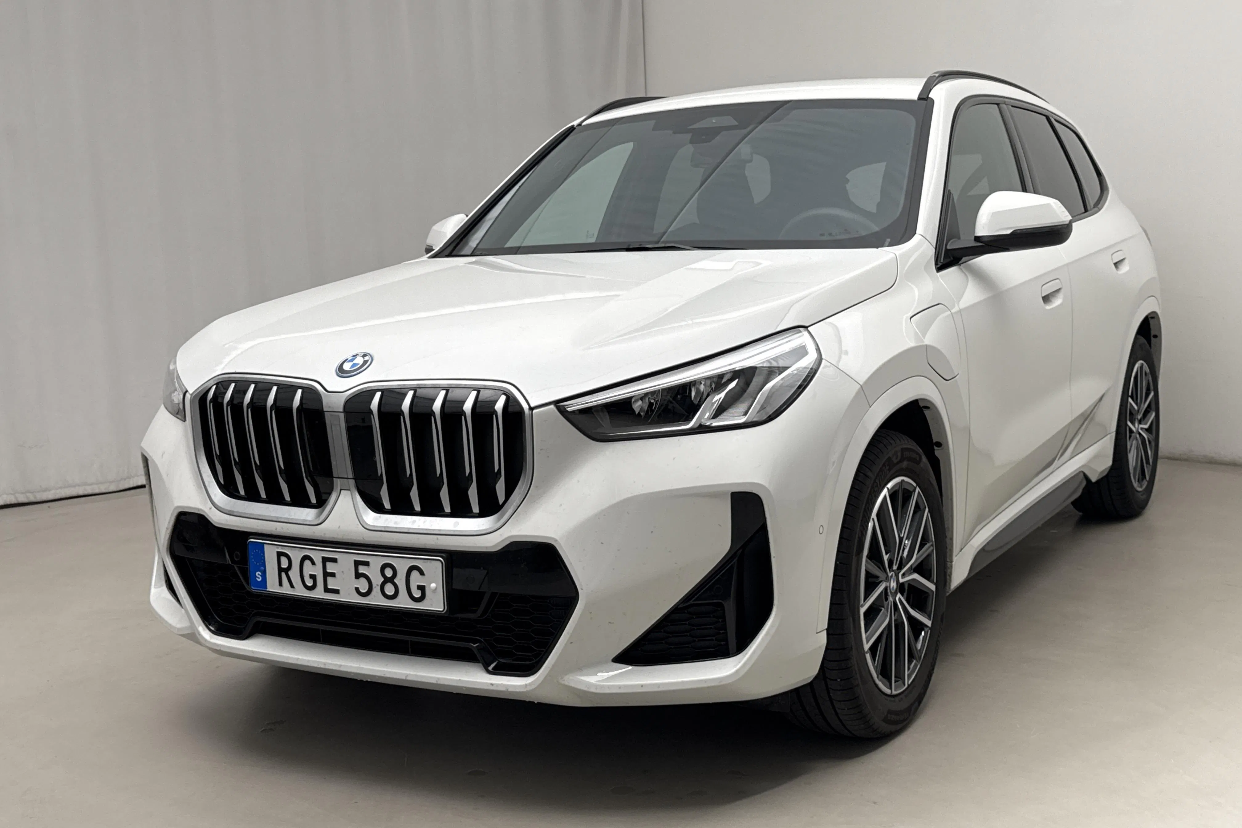 Presentation photo 1 of 18: BMW X1 xDrive25e, U11 (245hk) - 10 650 km - Automatic - white - 2026