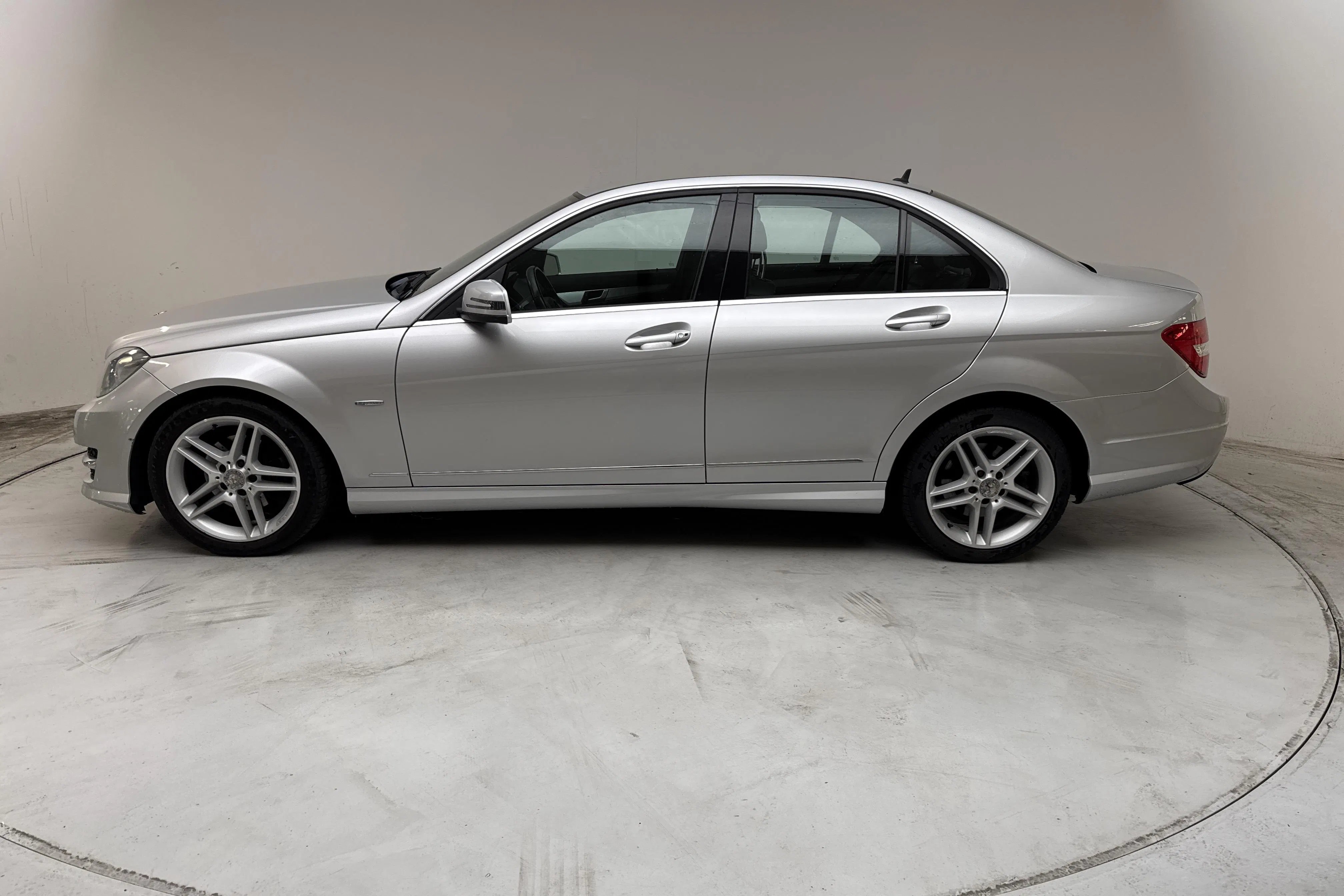 Presentationsfoto 2 av 13: Mercedes C 220 CDI W204 (170hk) - 13 776 mil - Automat - silver - 2012