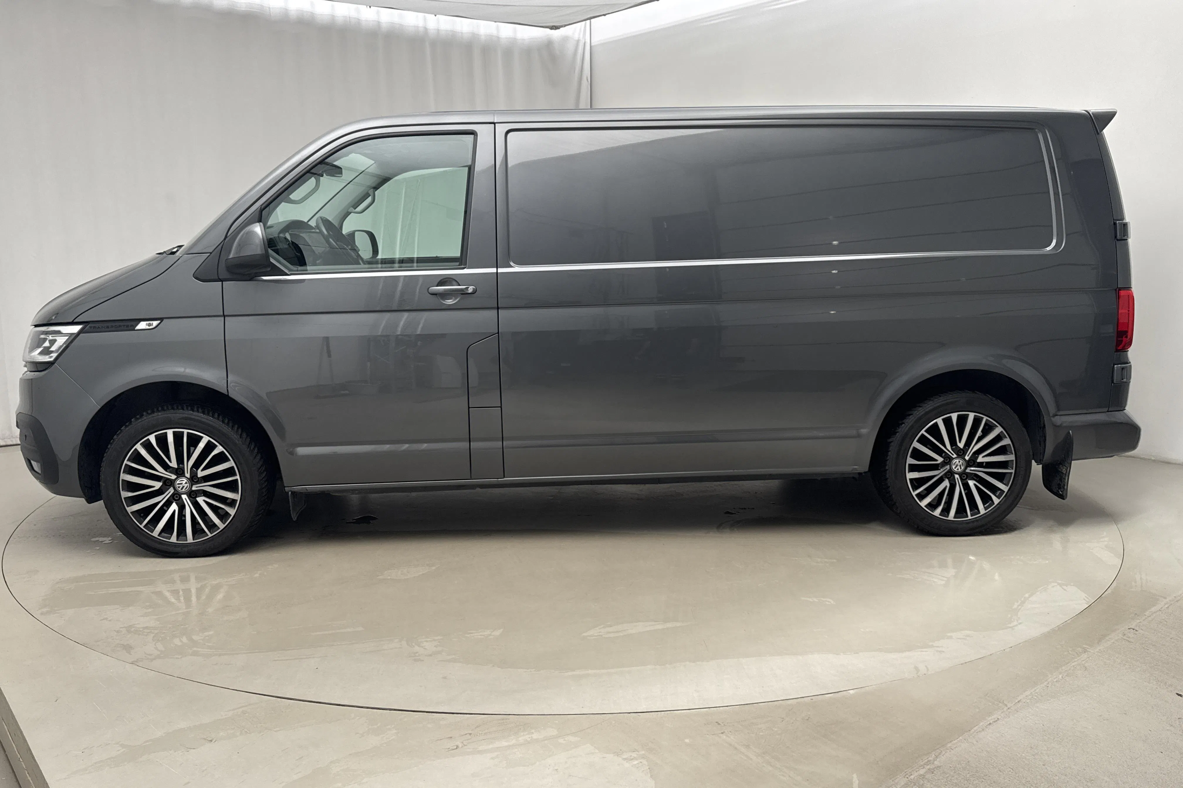 Presentationsfoto 2 av 19: VW Transporter T6 2.0 TDI BMT Skåp 4MOTION (150hk) - 16 640 mil - Automat - grå - 2020