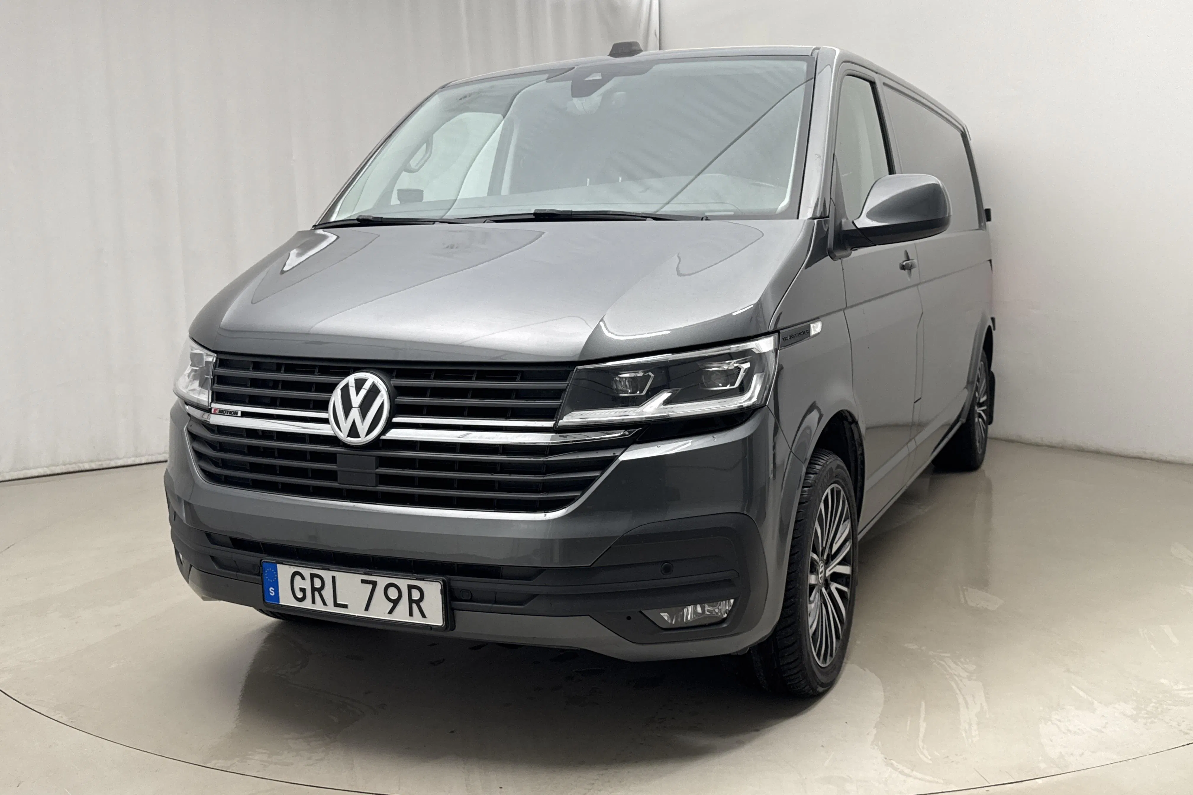 Presentationsfoto 1 av 19: VW Transporter T6 2.0 TDI BMT Skåp 4MOTION (150hk) - 16 640 mil - Automat - grå - 2020