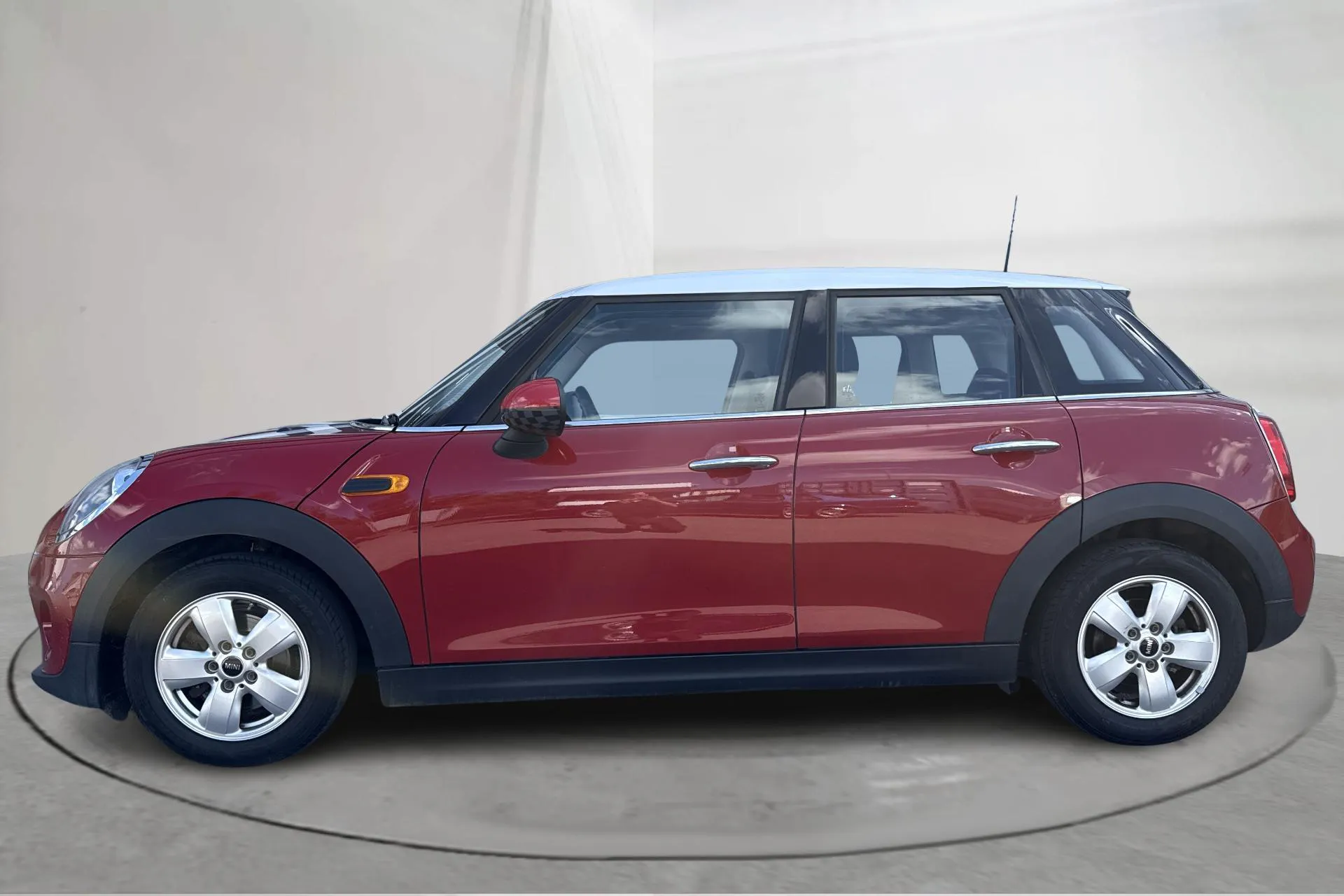 Presentation photo 2 of 14: MINI One Hatch 5dr (102hk) - 101 510 km - Manual - red - 2015