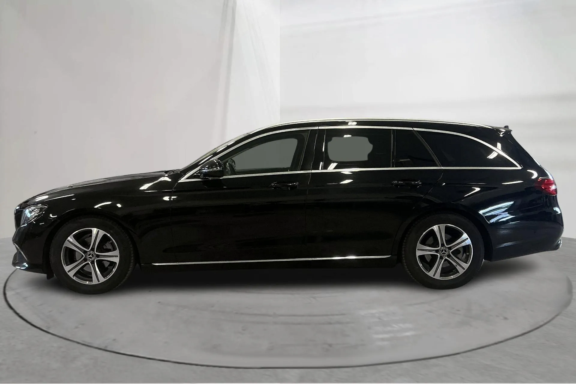 Presentationsfoto 2 av 16: Mercedes E 200 d Kombi S213 (150hk) - 14 623 mil - Automat - svart - 2019