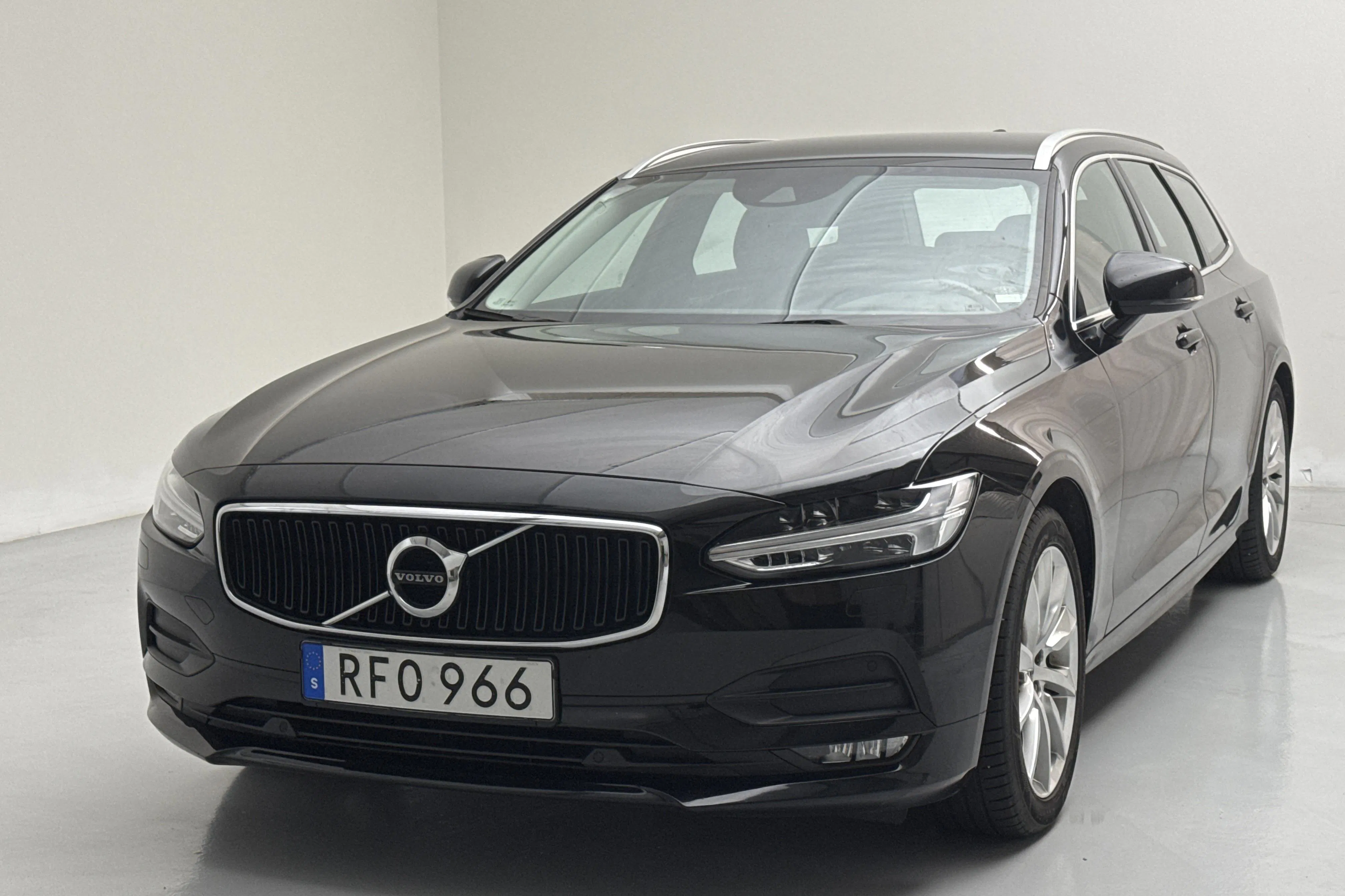 Presentation photo 1 of 15: Volvo V90 D4 AWD (190hk) - 133 570 km - Automatic - black - 2019