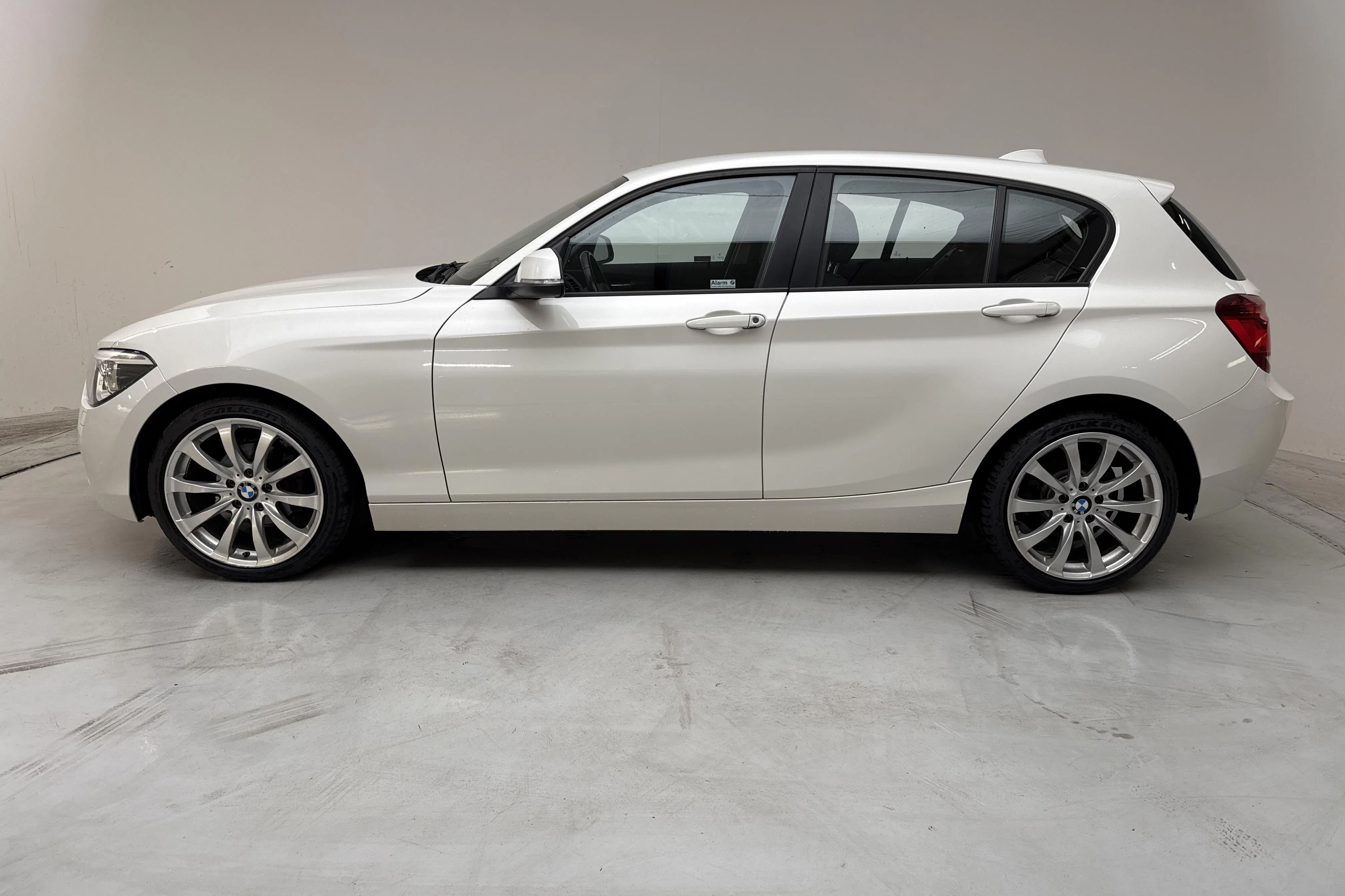 Presentationsfoto 2 av 13: BMW 116i 5dr, F20 (136hk) - 16 303 mil - Manuell - vit - 2015