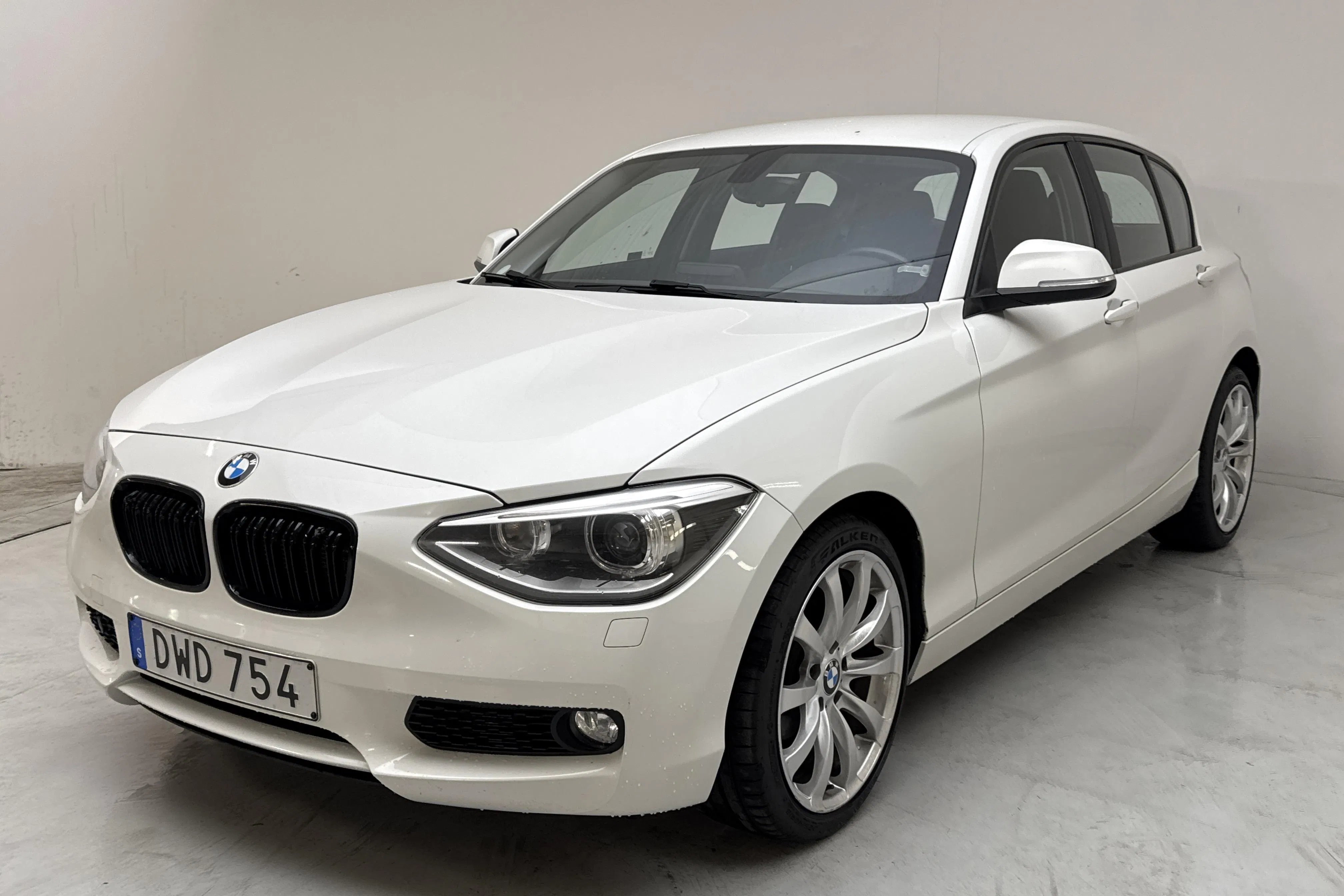 Presentationsfoto 1 av 13: BMW 116i 5dr, F20 (136hk) - 16 303 mil - Manuell - vit - 2015