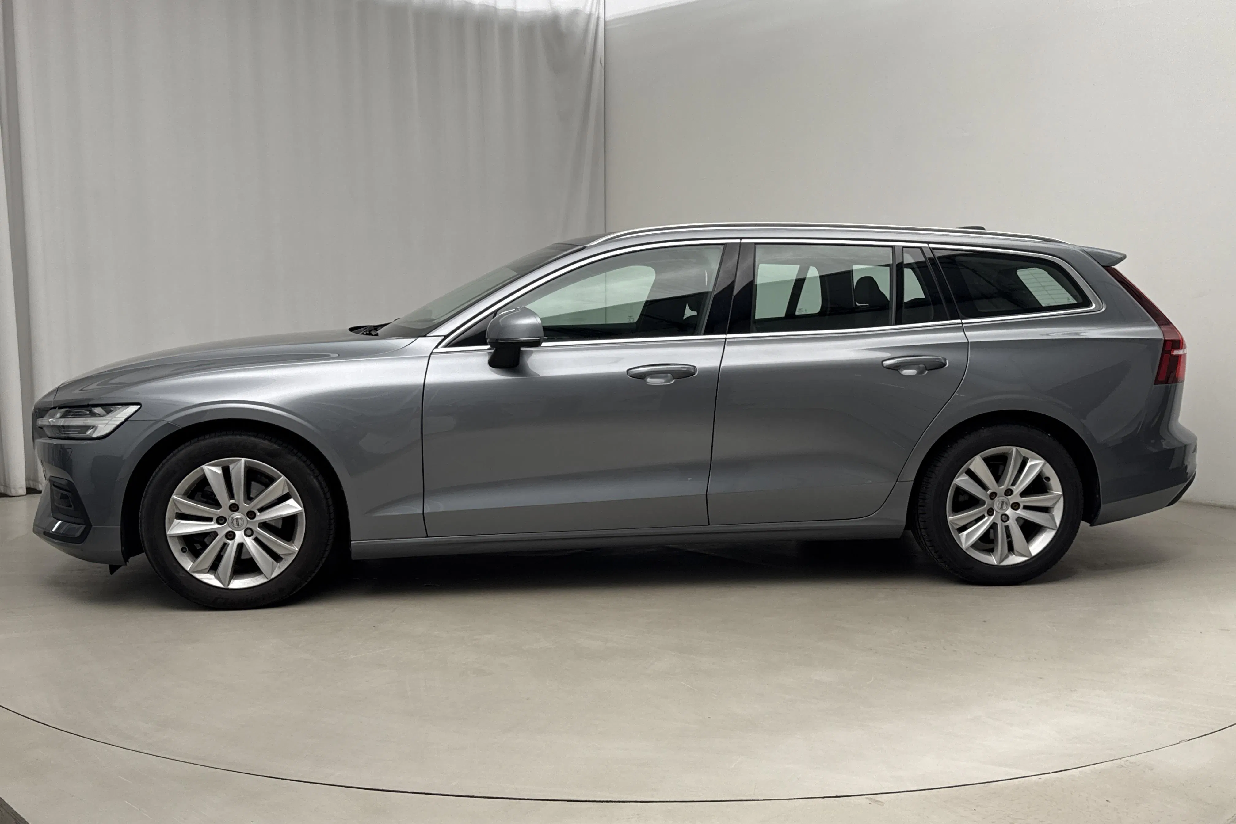 Presentationsfoto 2 av 20: Volvo V60 D3 (150hk) - 7 887 mil - Automat - grå - 2019
