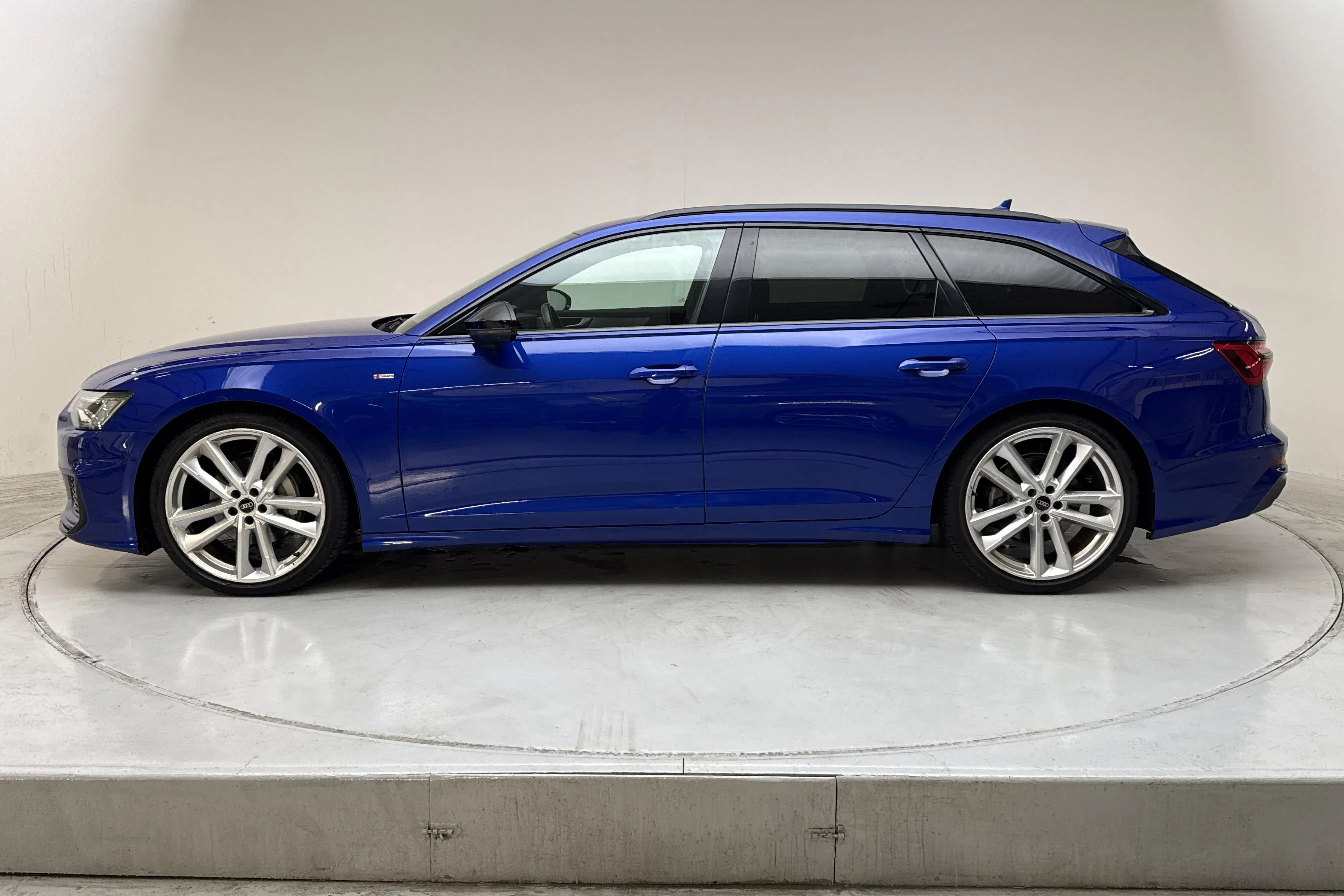 Presentationsfoto 2 av 20: Audi A6 Avant 45 TFSI quattro (265hk) - 4 986 mil - Automat - blå - 2022