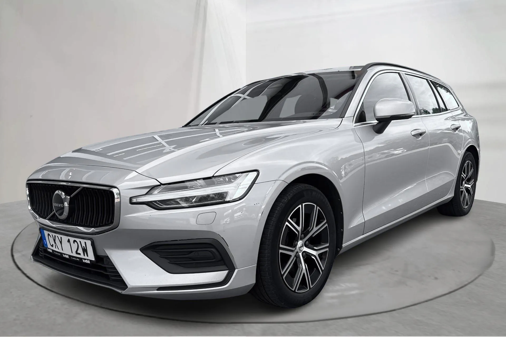 Presentation photo 1 of 16: Volvo V60 B4 Mildhybrid, Diesel (197hk) - 18 561 Scandinavian mile - Automatic - silver - 2023