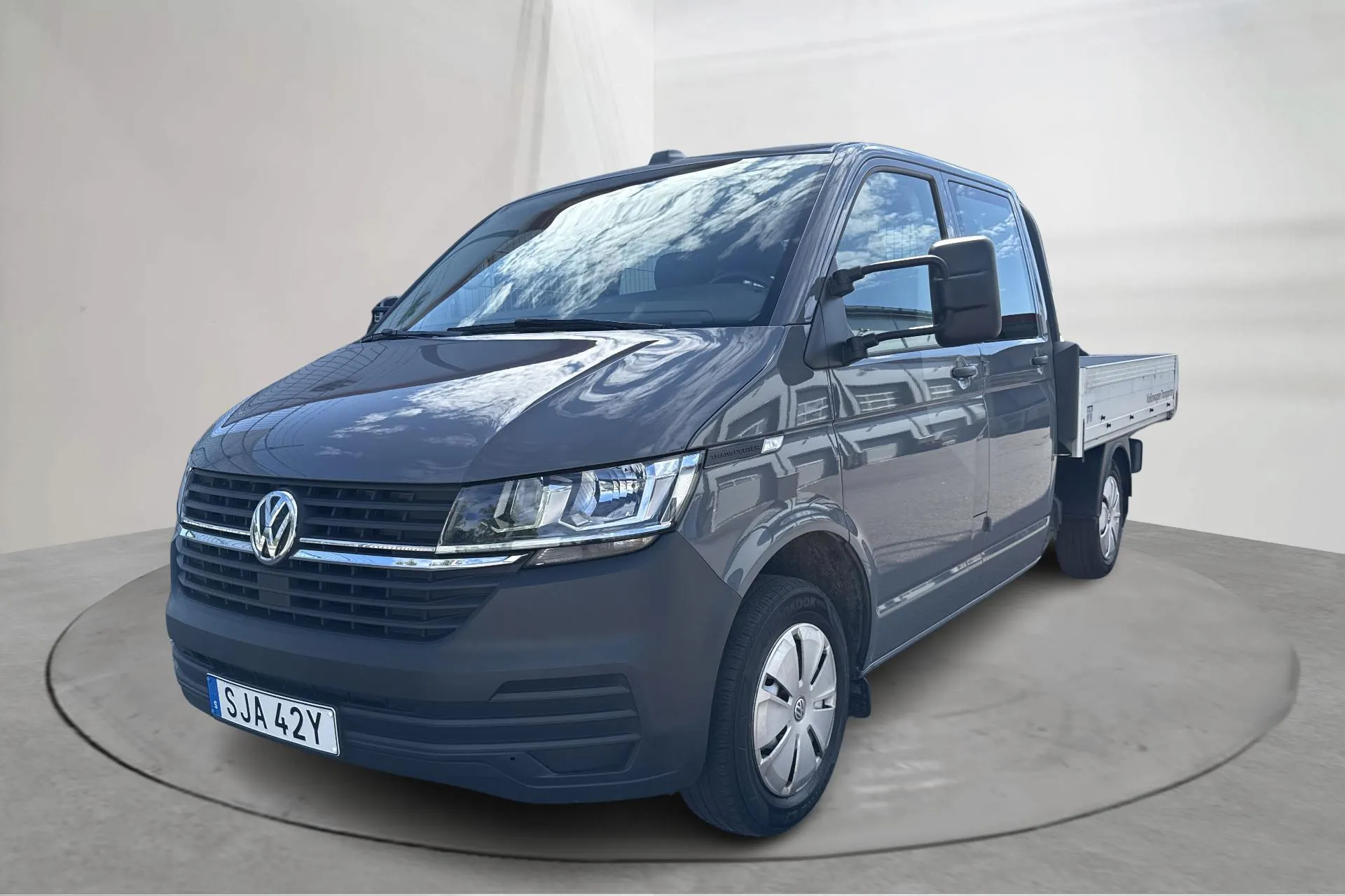 Presentationsfoto 1 av 14: VW Transporter Pickup T6.1 TDI (110hk) - 3 432 mil - Manuell - grå - 2023