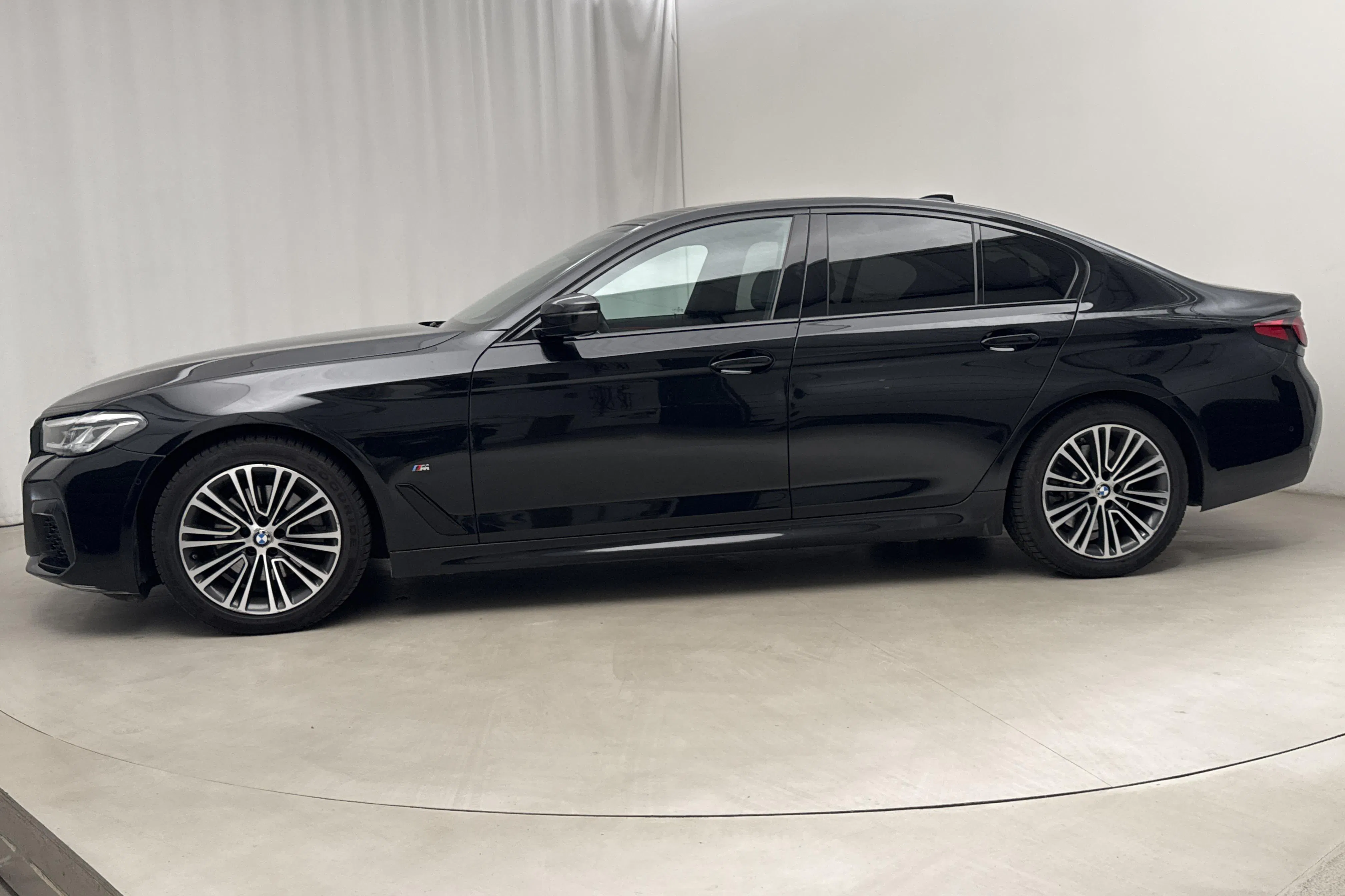 Presentation photo 2 of 21: BMW 520d xDrive Sedan, G30 LCI (190hk+11hk) - 41 990 km - Automatic - black - 2023